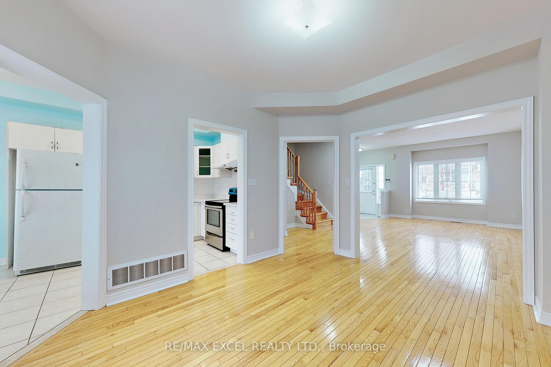 Photo 10 of 24 John Gary Drive, Markham, Village Green-South Unionville — HOMEH