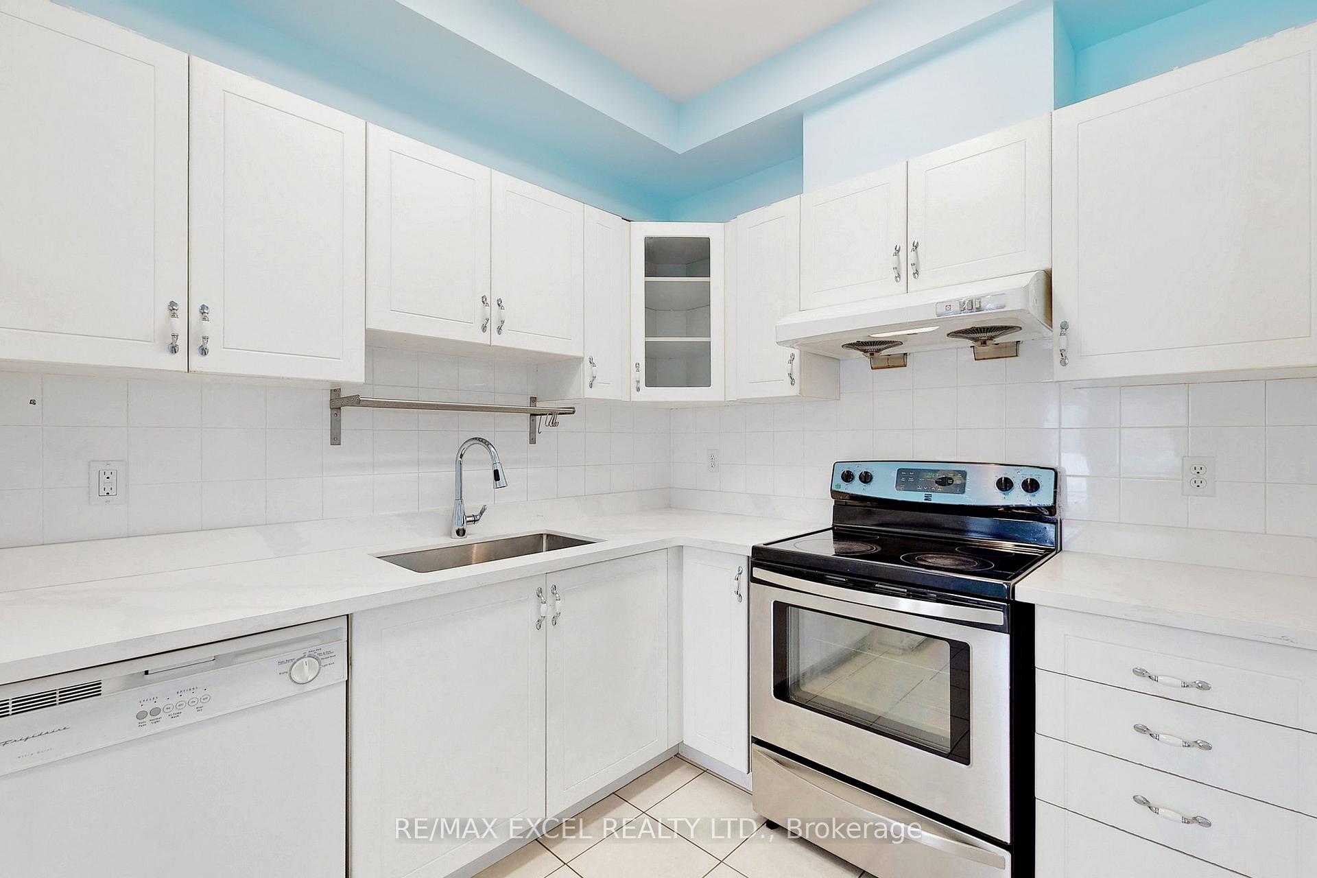 Photo 13 of 24 John Gary Drive, Markham, Village Green-South Unionville — HOMEH
