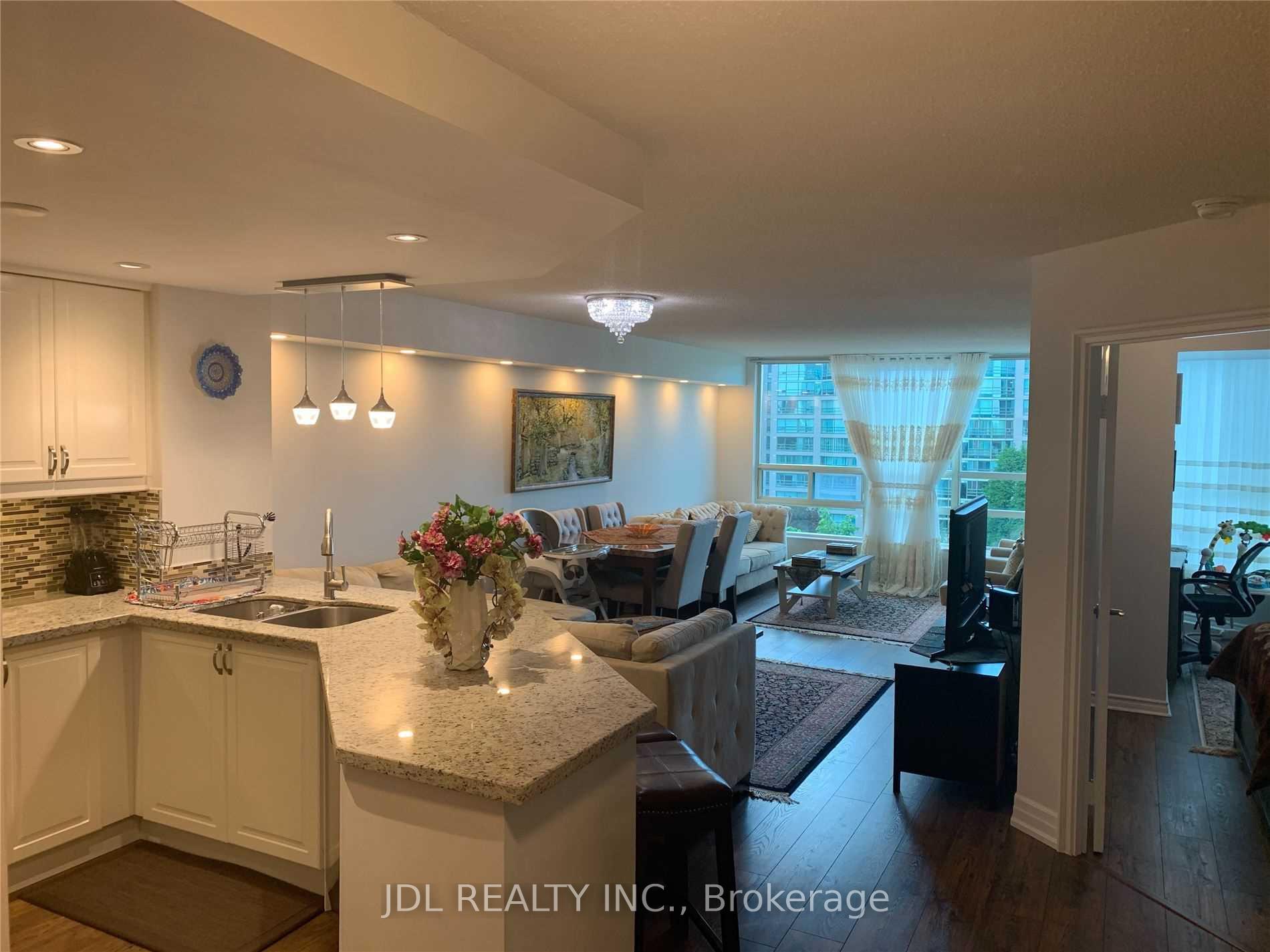 Photo 2 of Unit 811, 7805 Bayview Avenue, Markham, Aileen-Willowbrook — HOMEH