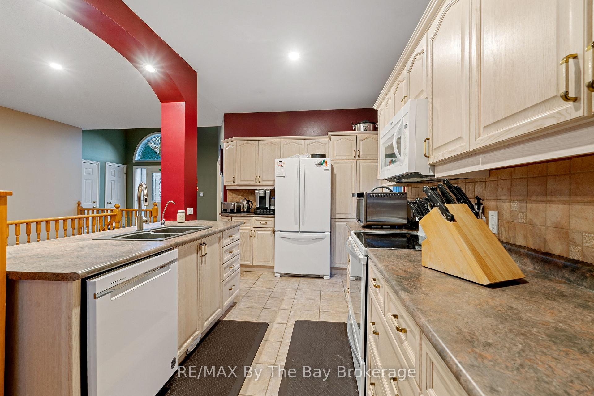 Photo 10 of 6 Deerrun Place, Wasaga Beach — HOMEH