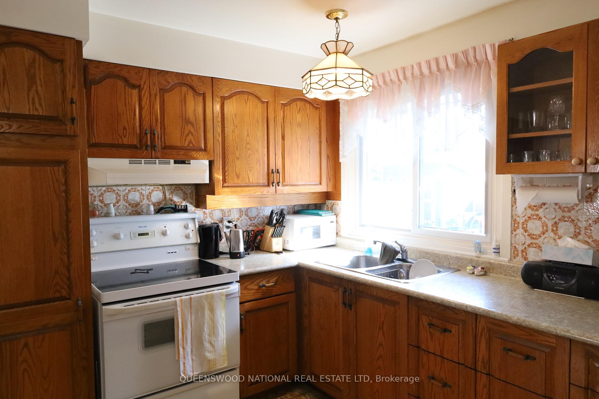 Photo 10 of 1261 Brookline Avenue, Ottawa, Ellwood — HOMEH