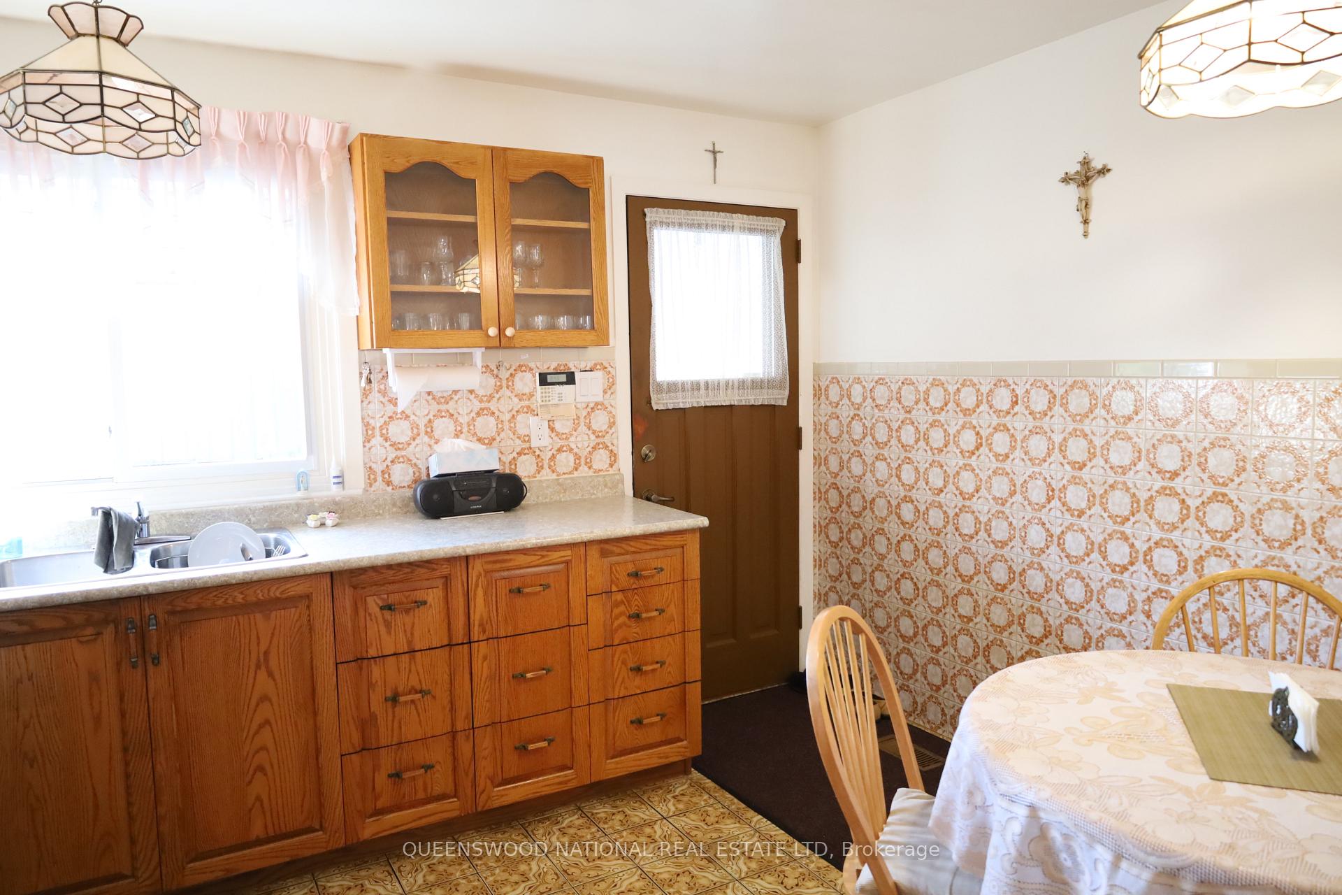 Photo 12 of 1261 Brookline Avenue, Ottawa, Ellwood — HOMEH