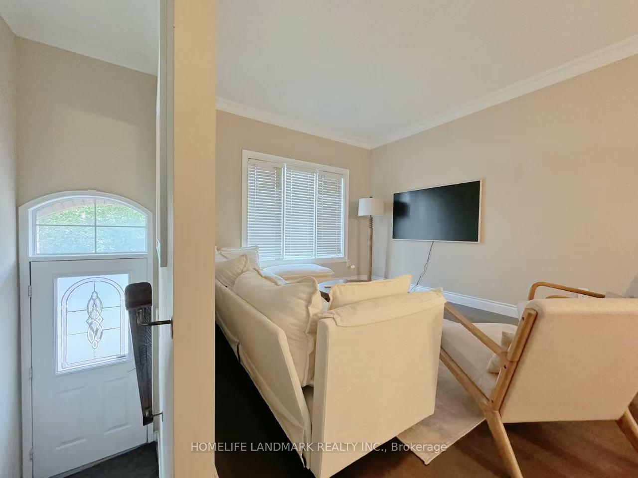Photo 5 of 54 Bluewater Court, Etobicoke, Mimico — HOMEH