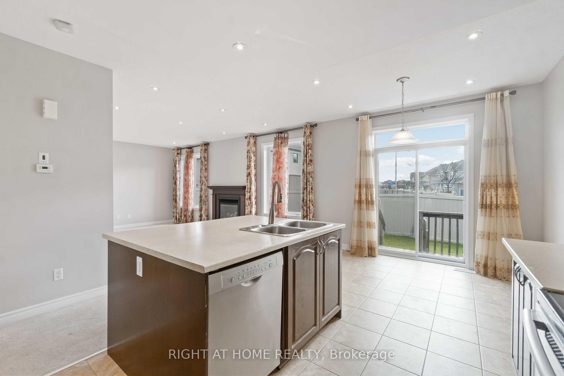 Photo 9 of 135 Piazza Circle, Ottawa, Barrhaven - Strandherd — HOMEH