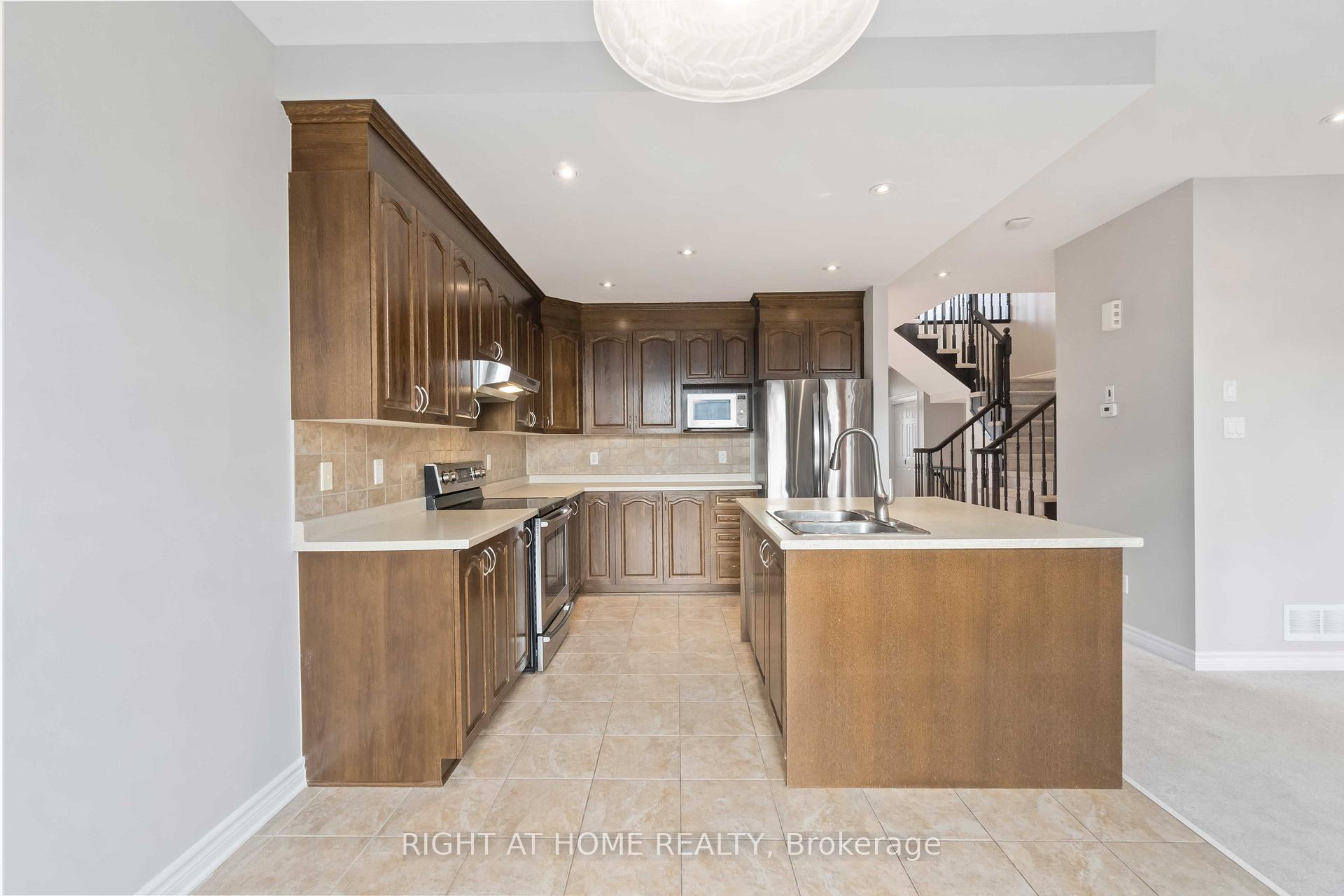 Photo 11 of 135 Piazza Circle, Ottawa, Barrhaven - Strandherd — HOMEH