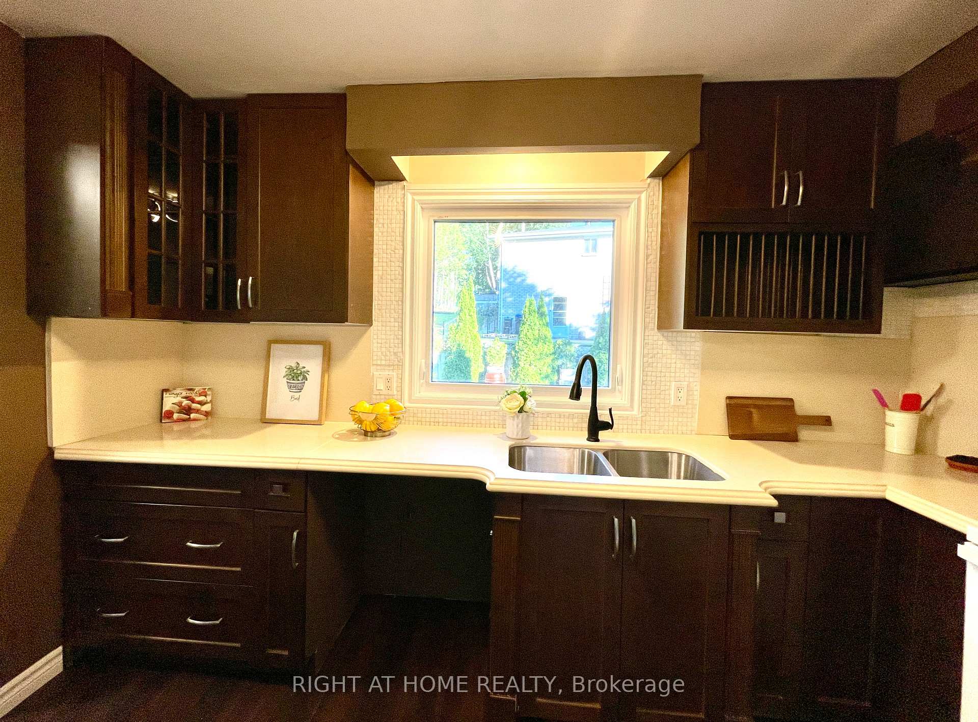 Photo 7 of 941 Victoria Street, Midland — HOMEH