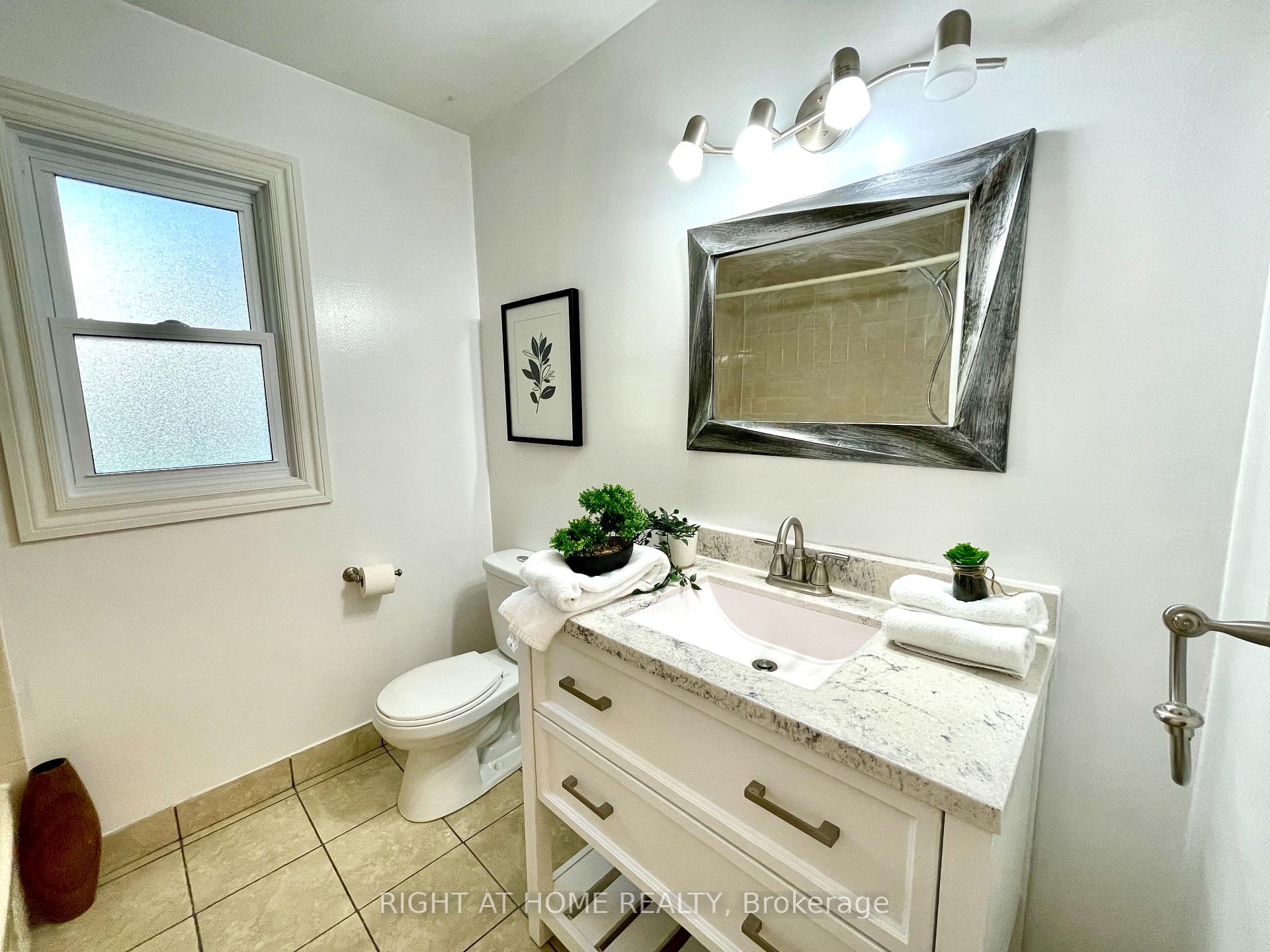 Photo 17 of 941 Victoria Street, Midland — HOMEH