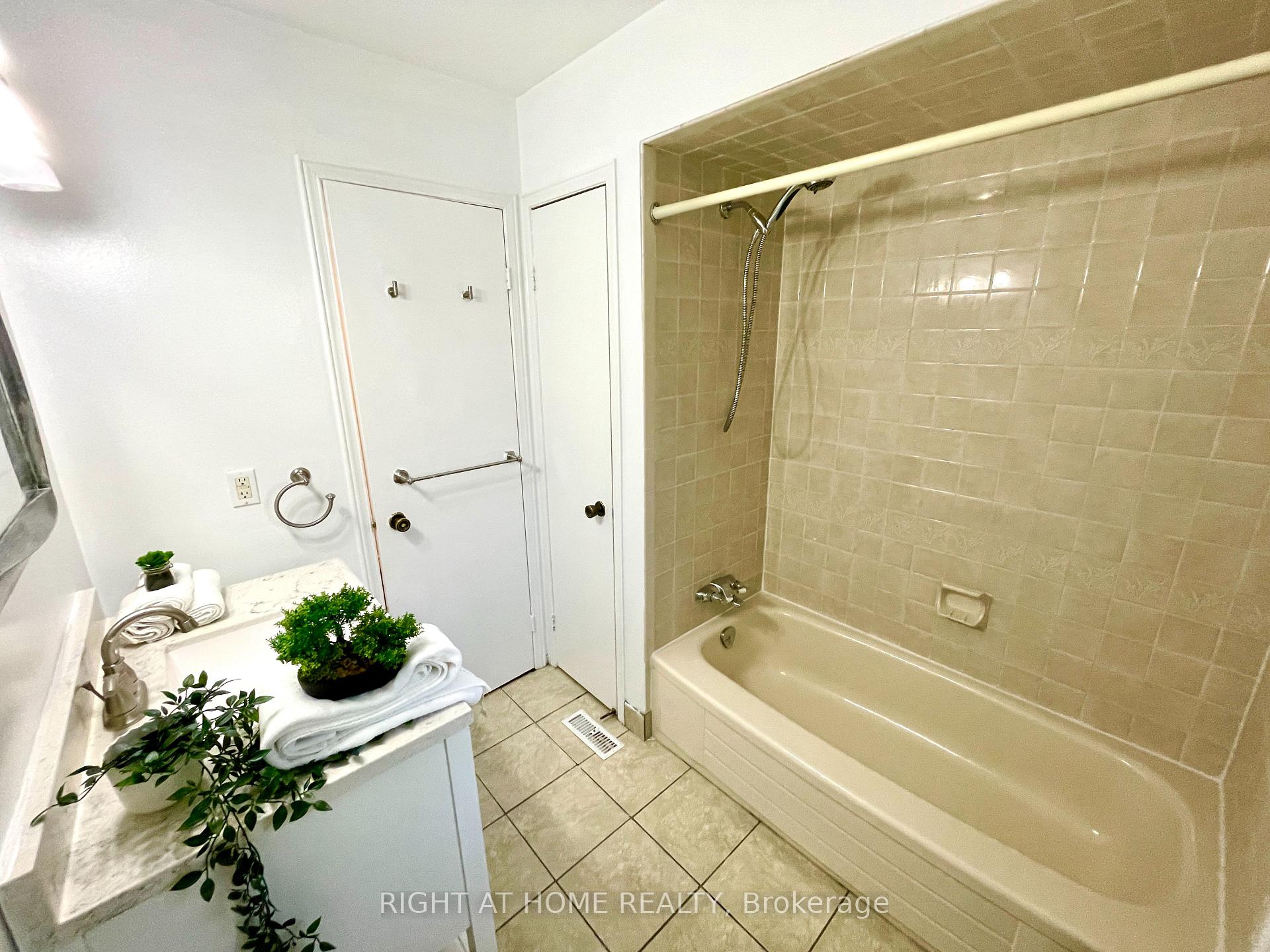 Photo 18 of 941 Victoria Street, Midland — HOMEH