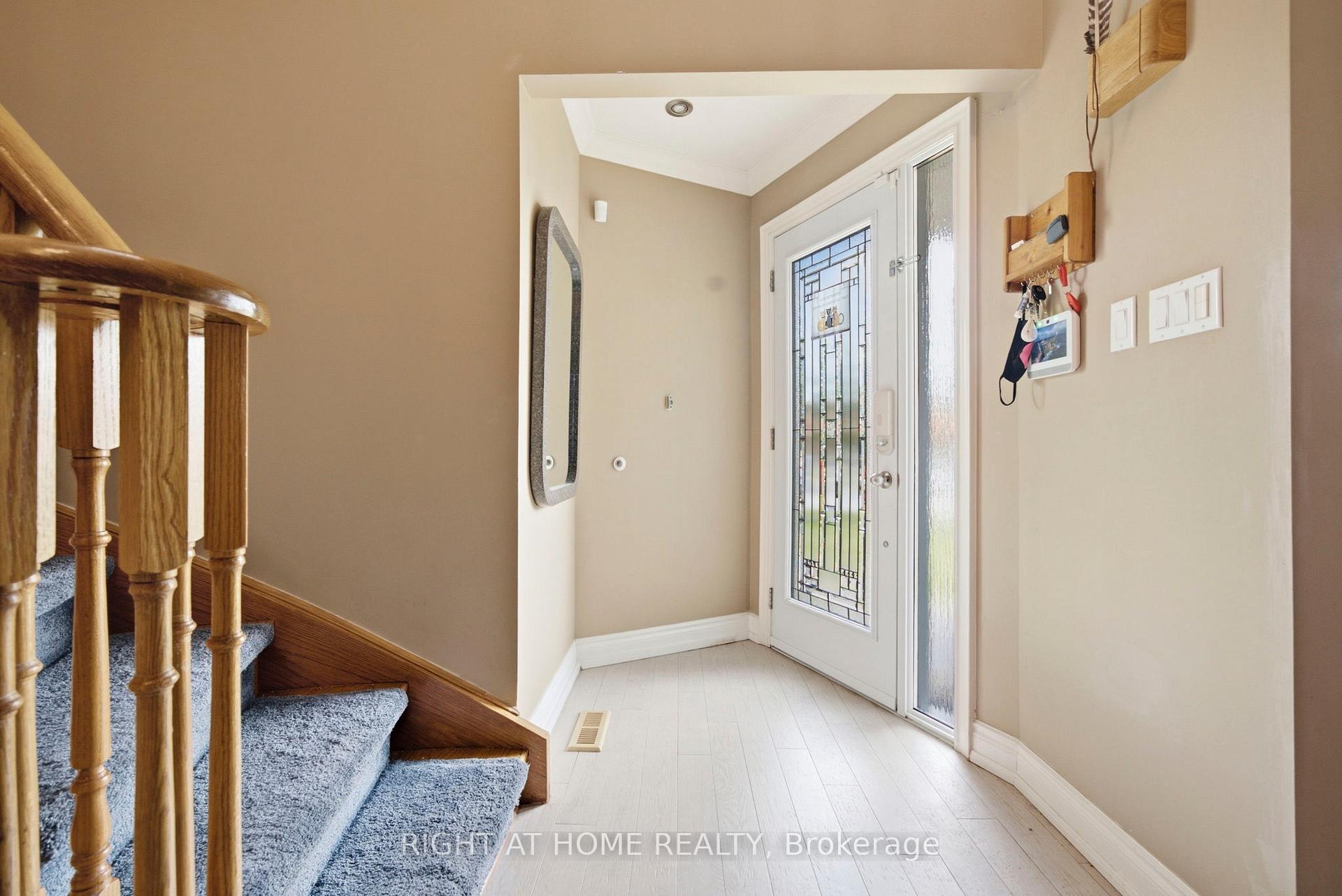 Photo 2 of 7 Polygon Court, Brampton, Heart Lake West — HOMEH
