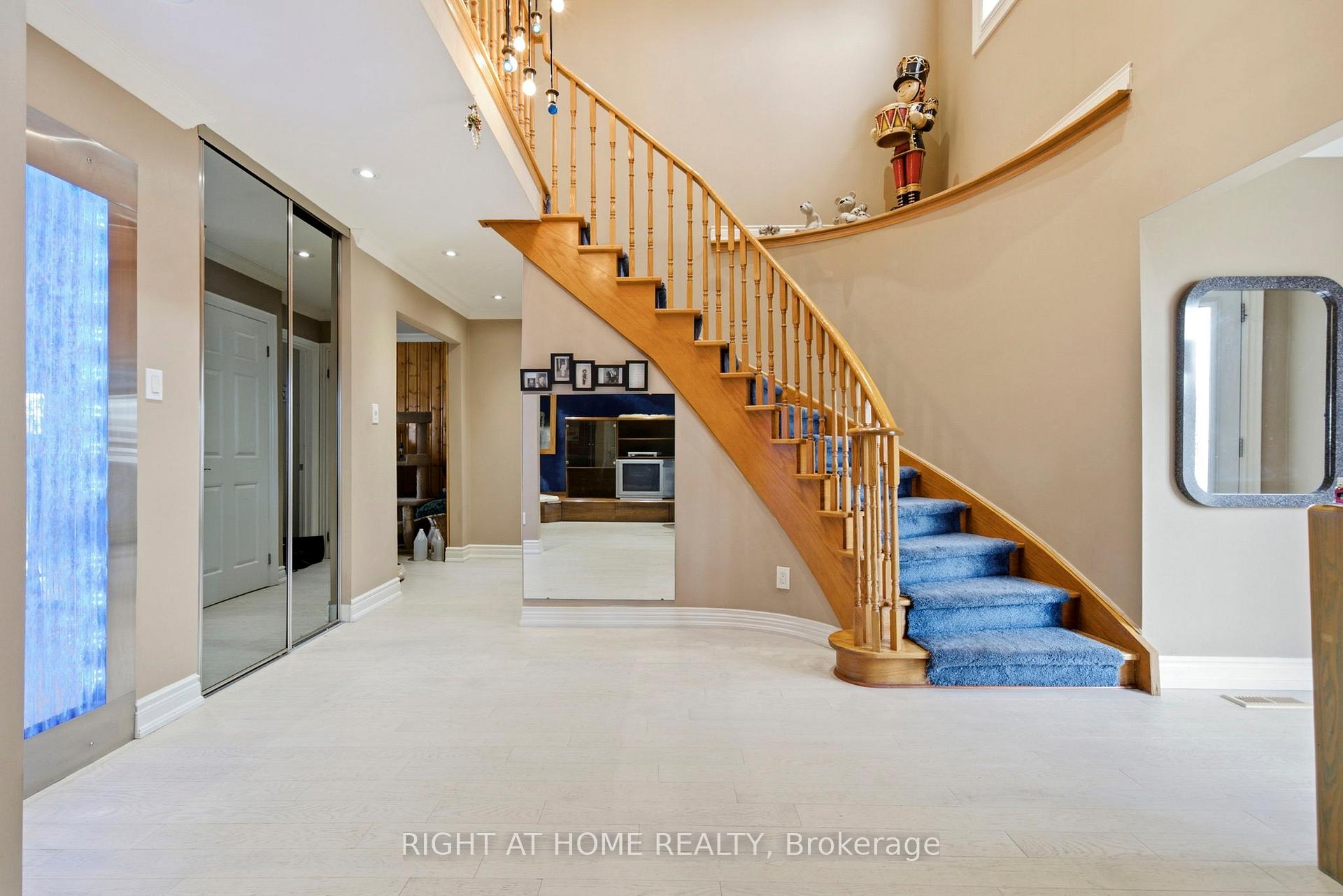 Photo 3 of 7 Polygon Court, Brampton, Heart Lake West — HOMEH