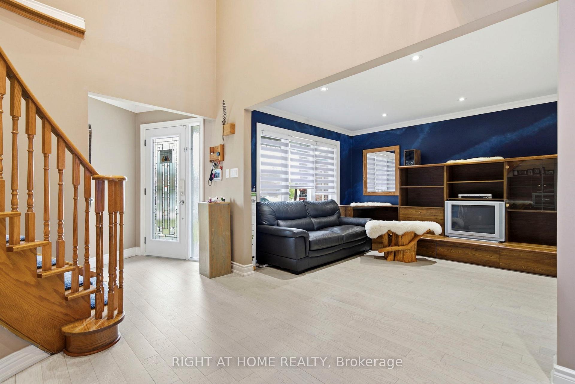 Photo 4 of 7 Polygon Court, Brampton, Heart Lake West — HOMEH