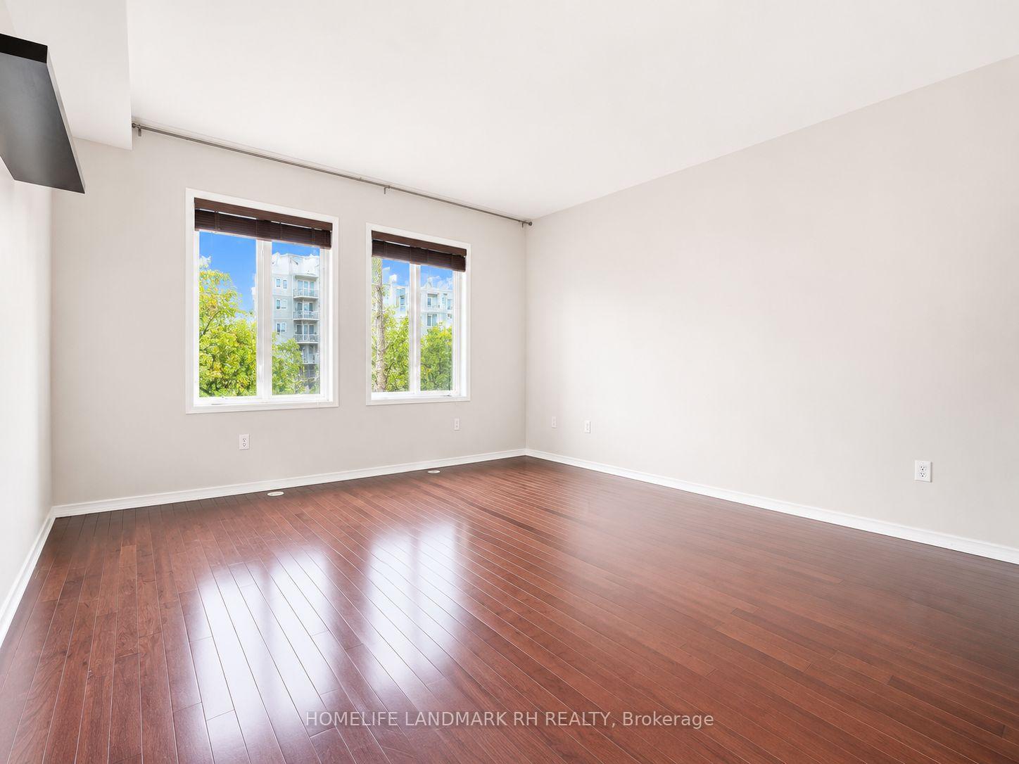 Photo 3 of 5 Coburg Crescent, Richmond Hill, Langstaff — HOMEH