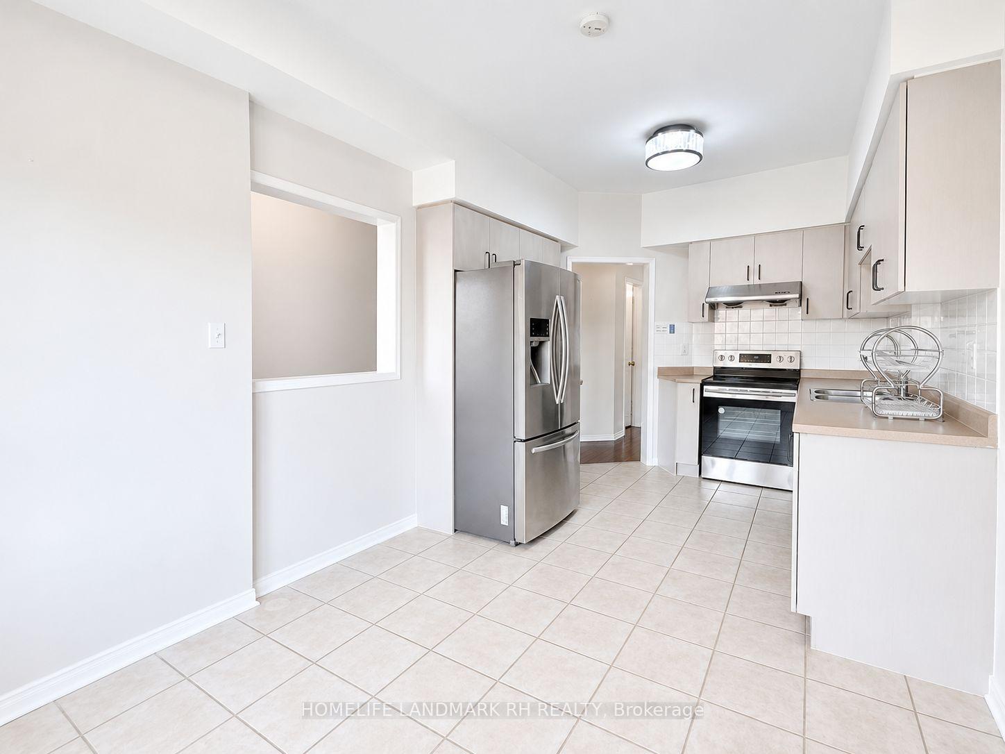 Photo 4 of 5 Coburg Crescent, Richmond Hill, Langstaff — HOMEH