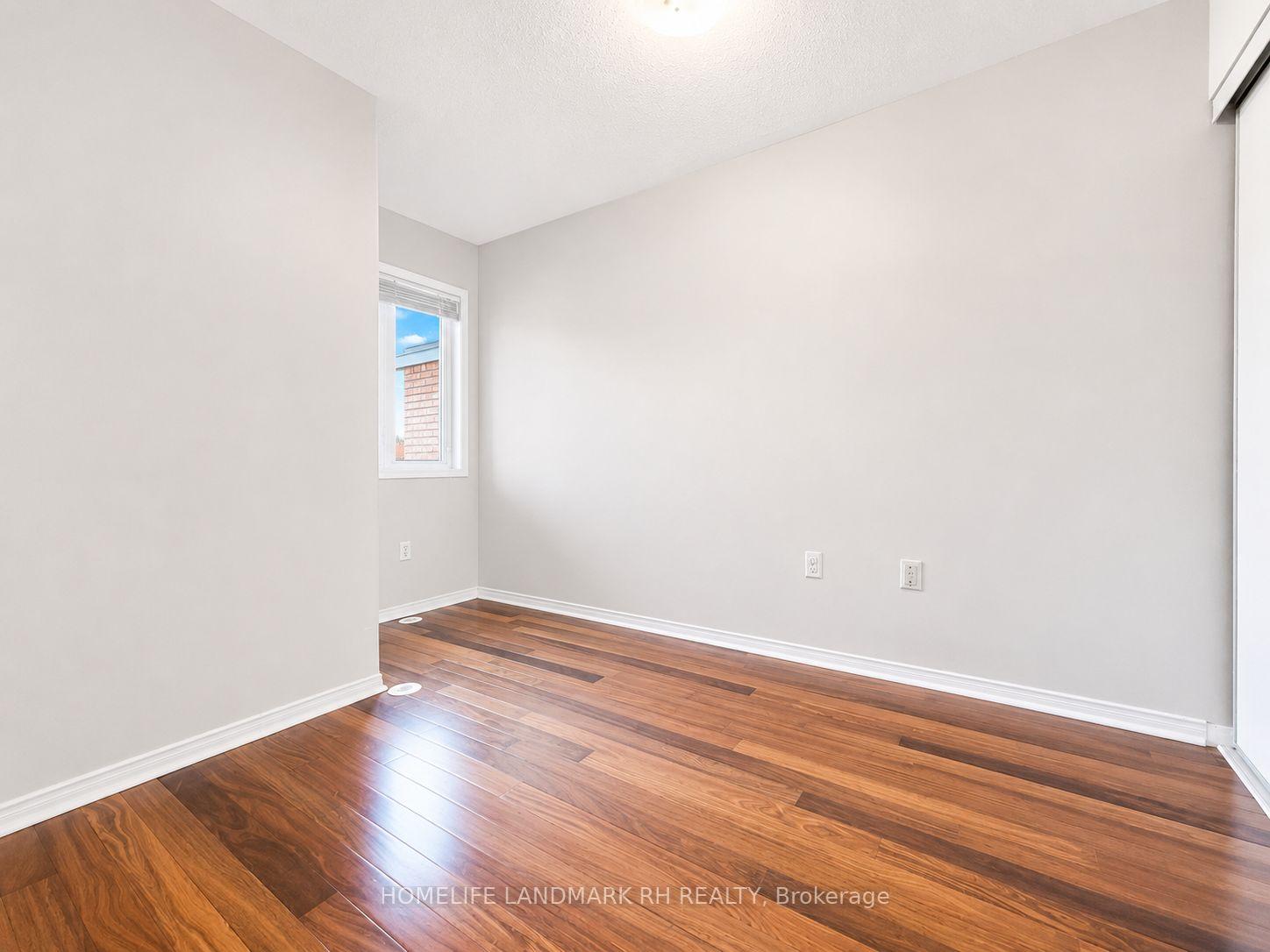 Photo 10 of 5 Coburg Crescent, Richmond Hill, Langstaff — HOMEH