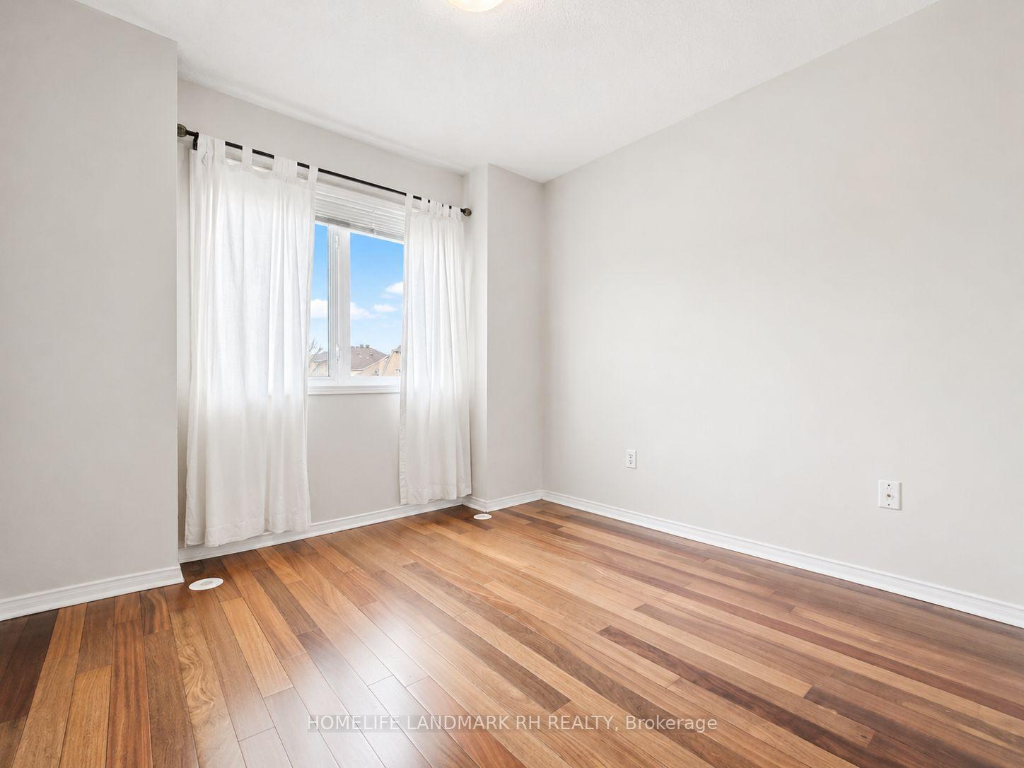 Photo 12 of 5 Coburg Crescent, Richmond Hill, Langstaff — HOMEH