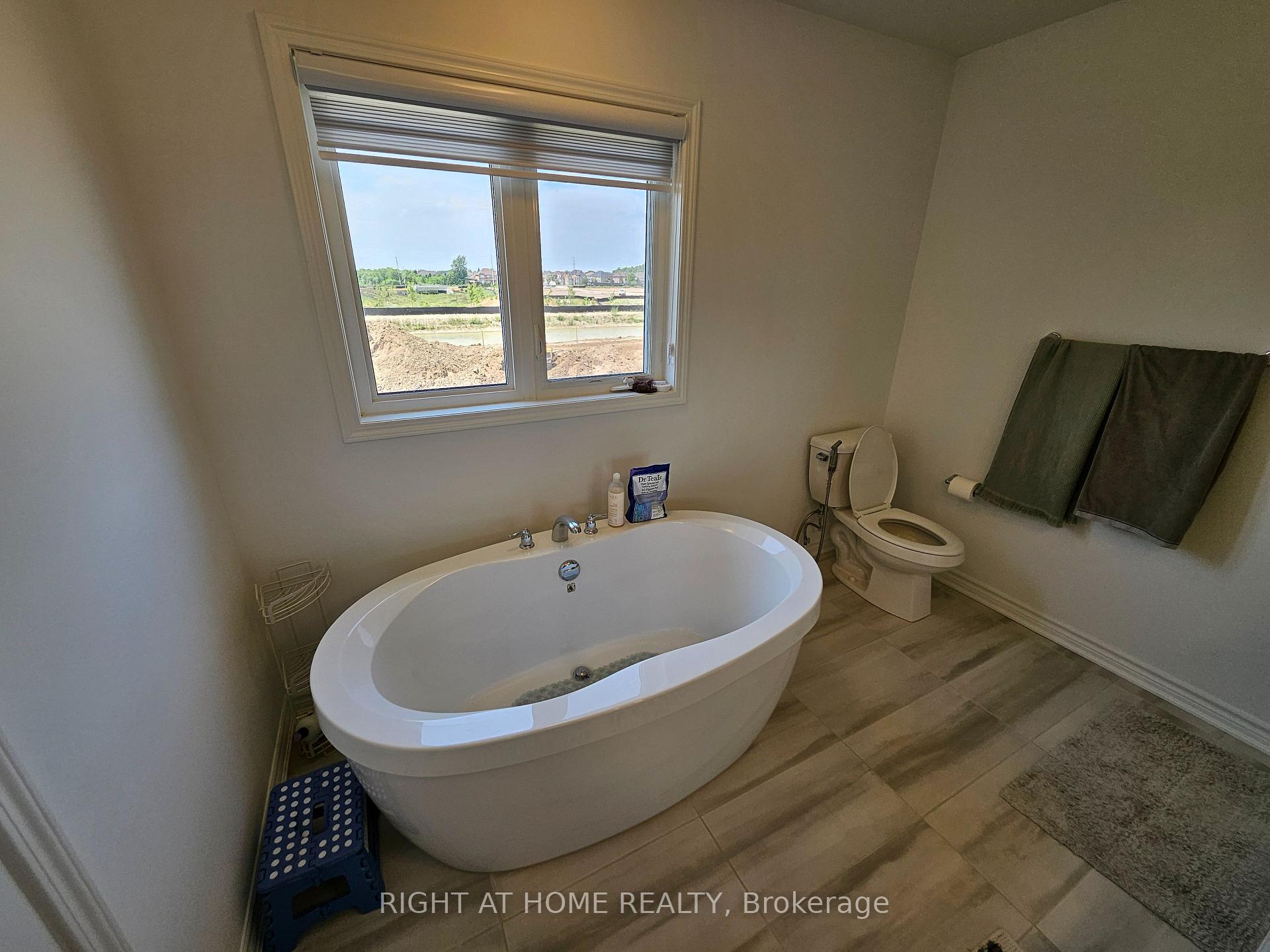 Photo 16 of Unit Upper, 1615 Severn Drive, Milton, Bowes — HOMEH