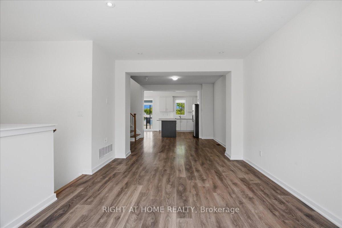 Photo 10 of 9 Bremont Way, Wasaga Beach — HOMEH