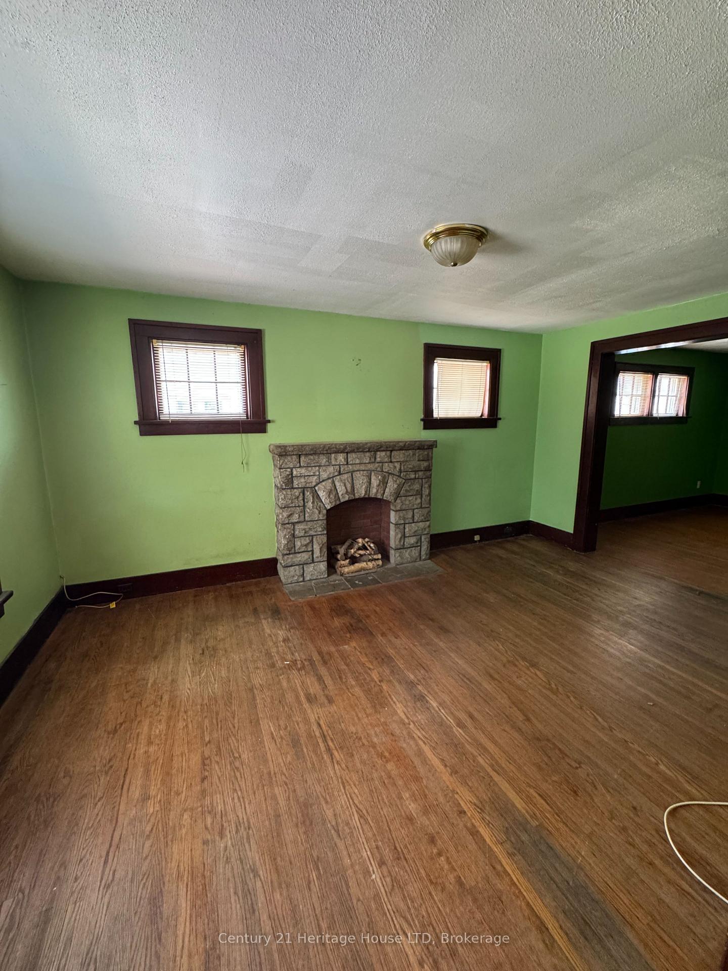 Photo 9 of 4680 Ryerson Crescent, Niagara Falls, Downtown — HOMEH