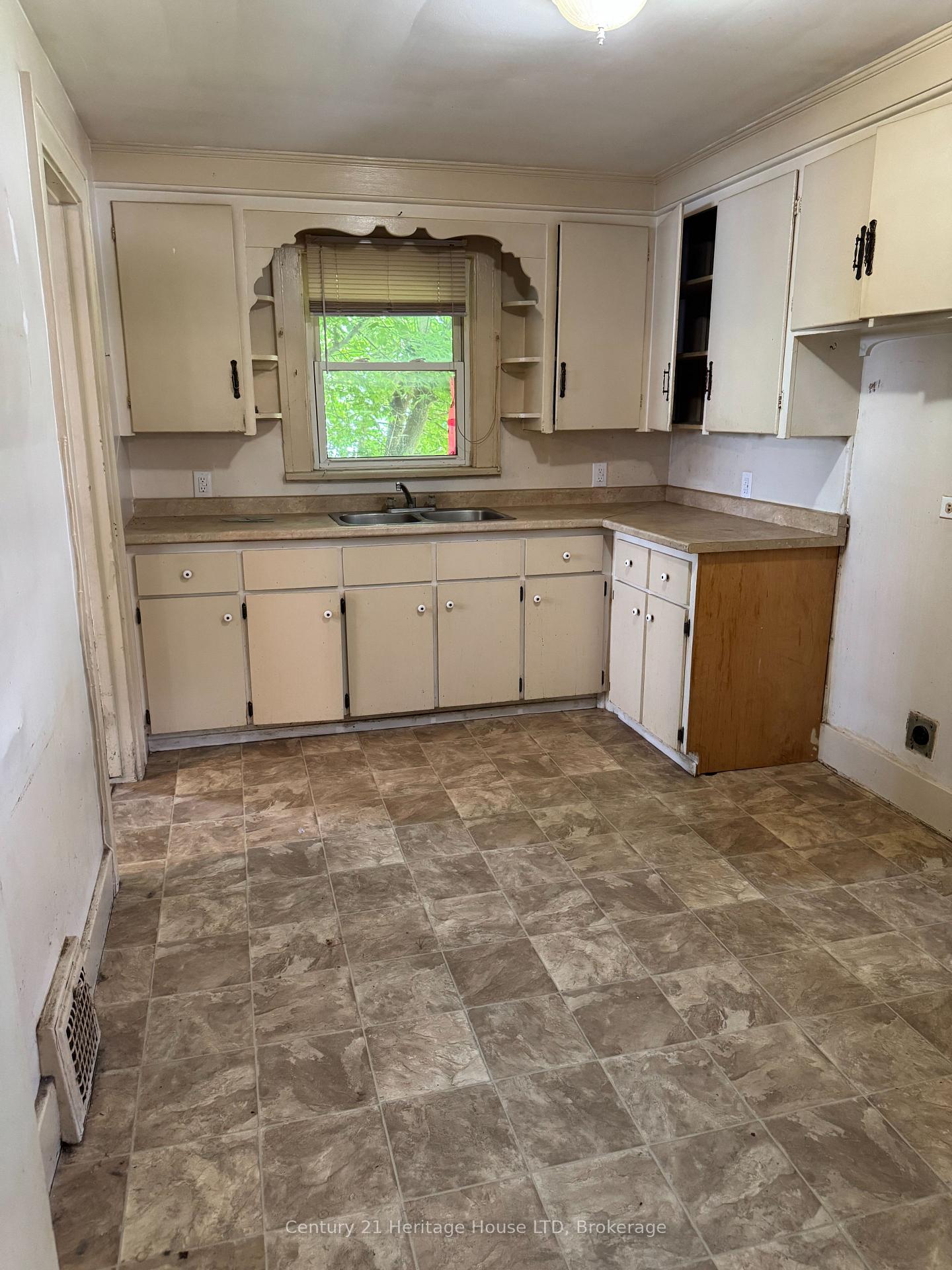 Photo 14 of 4680 Ryerson Crescent, Niagara Falls, Downtown — HOMEH