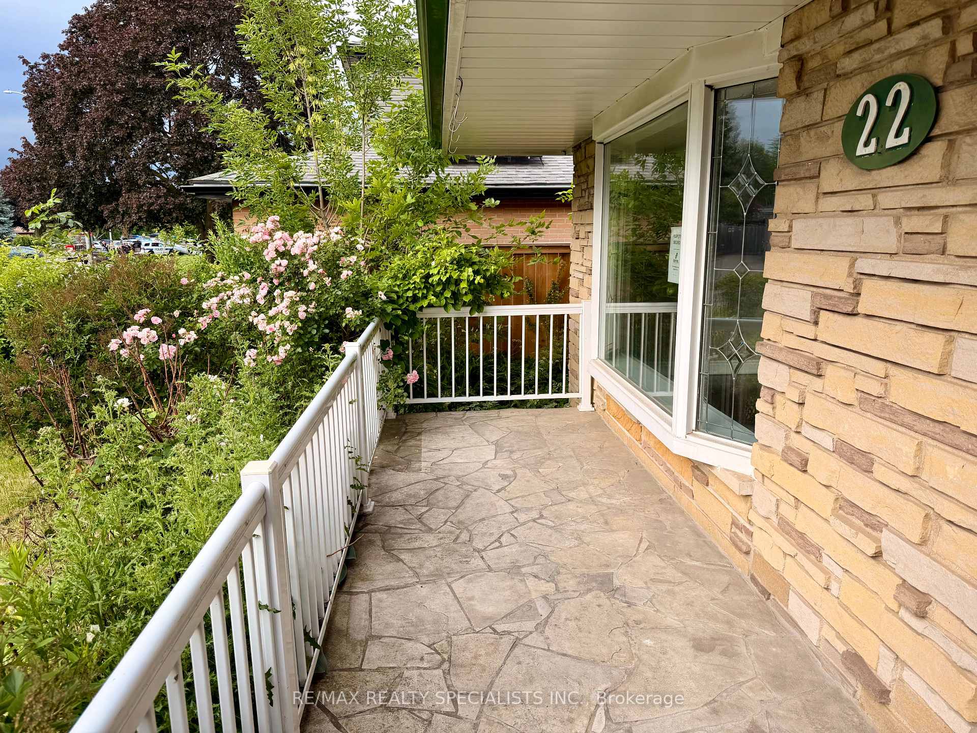 Photo 3 of 22 Beechwood Crescent, Brampton, Avondale — HOMEH