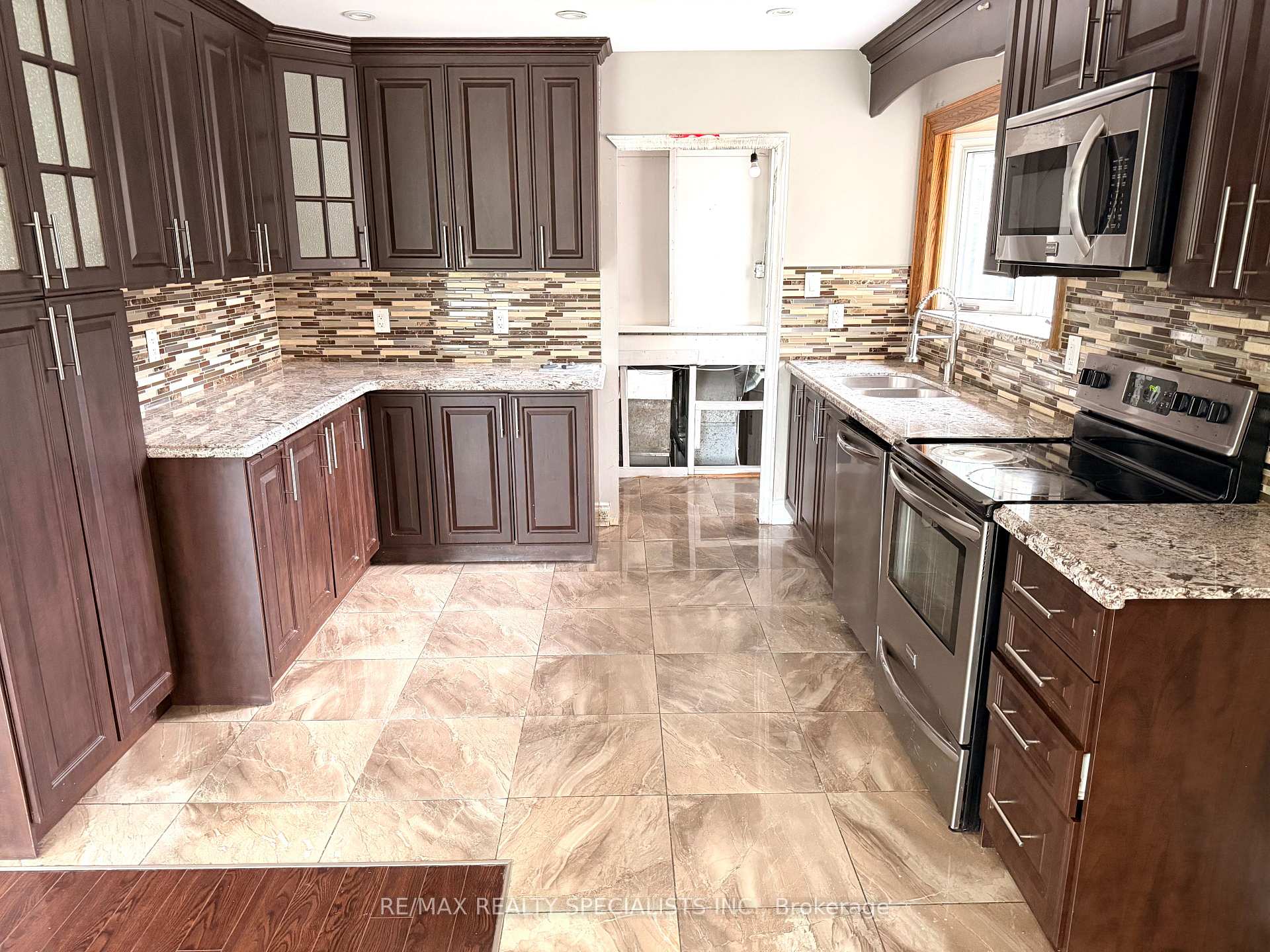Photo 5 of 22 Beechwood Crescent, Brampton, Avondale — HOMEH