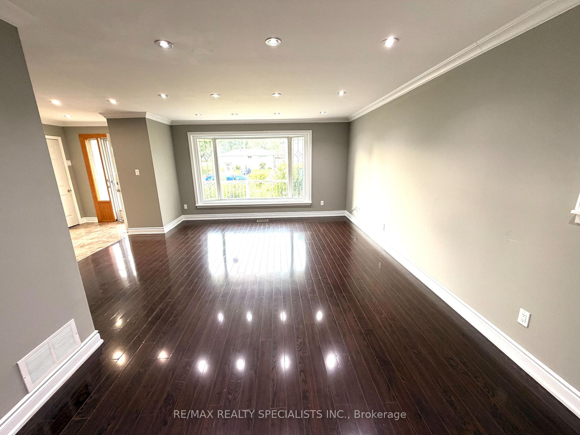Photo 8 of 22 Beechwood Crescent, Brampton, Avondale — HOMEH