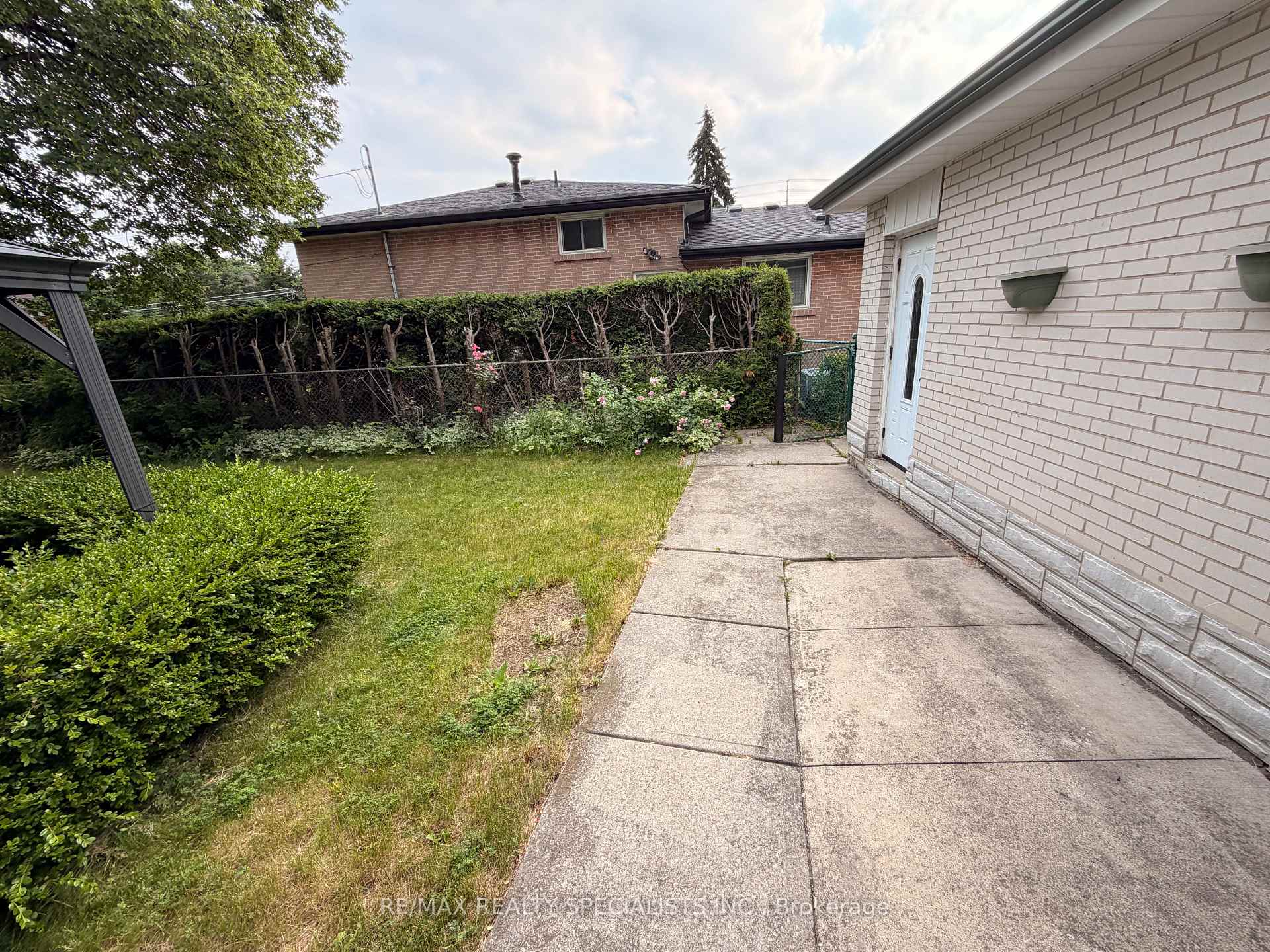 Photo 17 of 22 Beechwood Crescent, Brampton, Avondale — HOMEH
