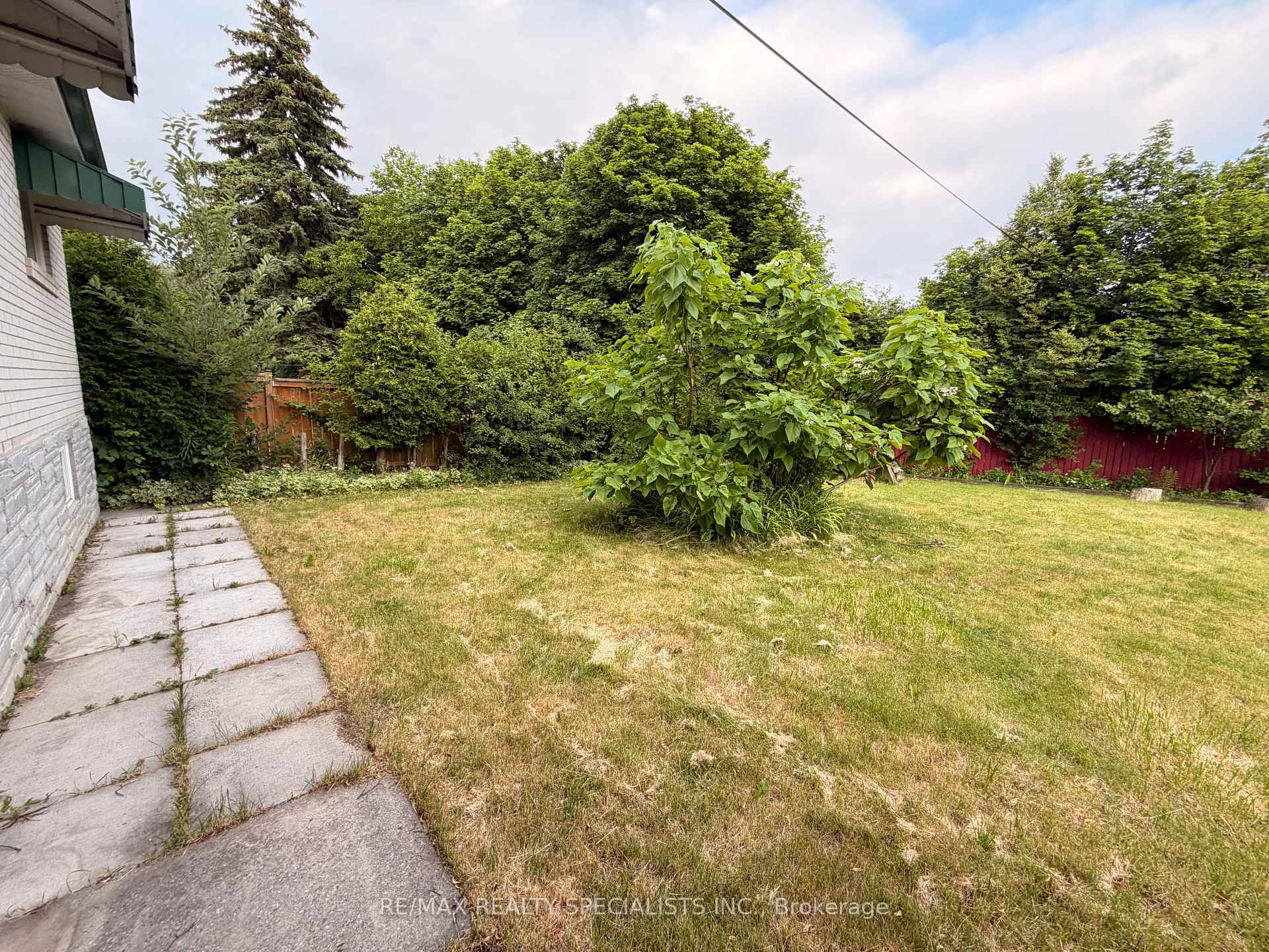 Photo 19 of 22 Beechwood Crescent, Brampton, Avondale — HOMEH