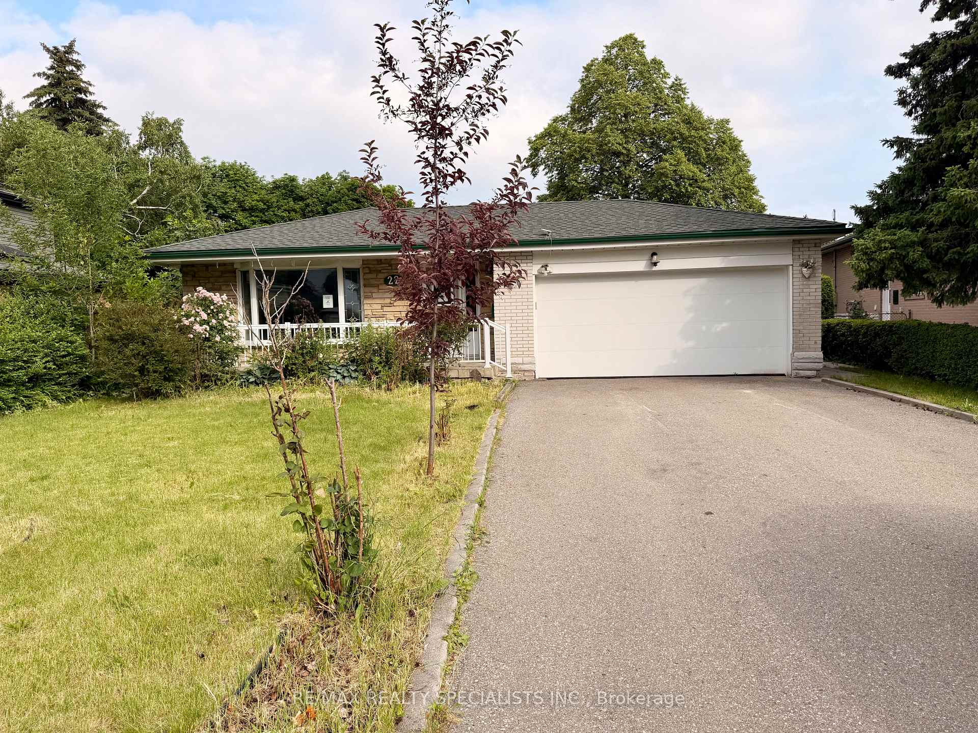 Photo 2 of 22 Beechwood Crescent, Brampton, Avondale — HOMEH
