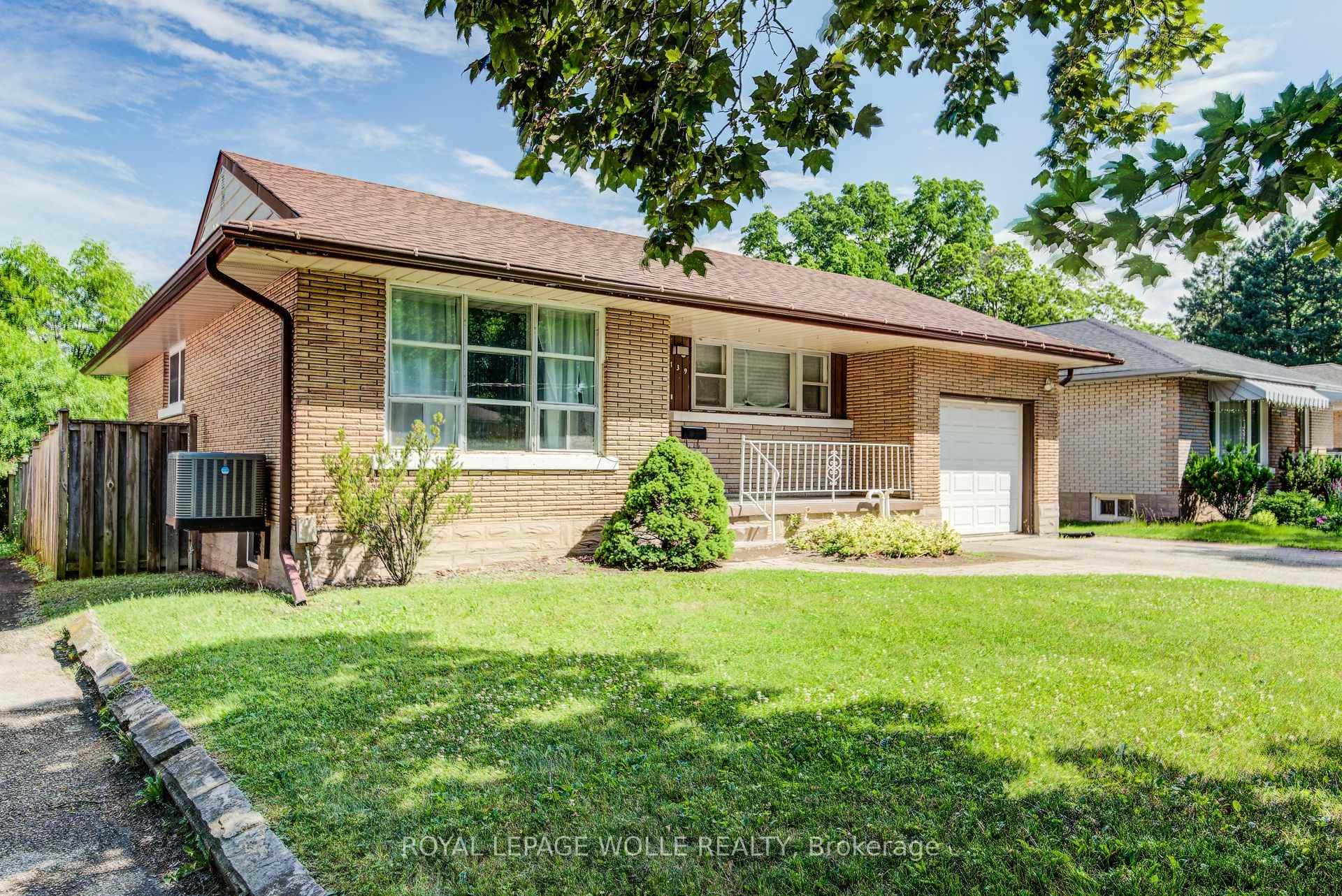 Photo 4 of 139 Elgin Crescent, Waterloo, Downtown Waterloo — HOMEH