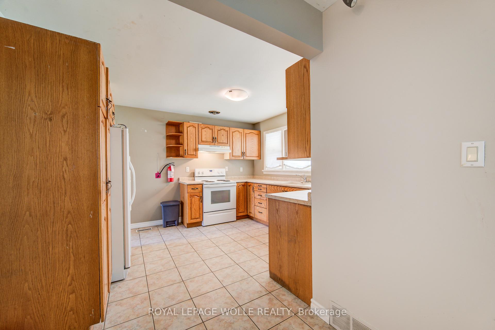 Photo 17 of 139 Elgin Crescent, Waterloo, Downtown Waterloo — HOMEH