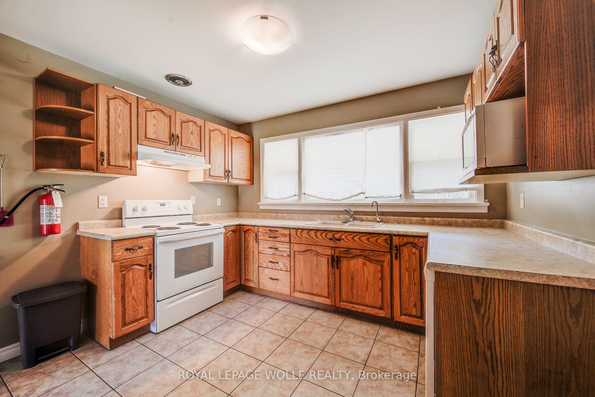 Photo 18 of 139 Elgin Crescent, Waterloo, Downtown Waterloo — HOMEH