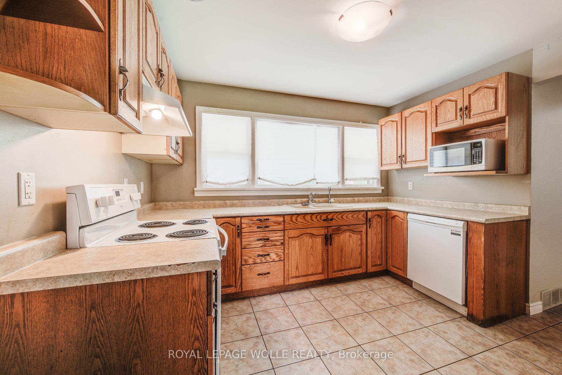 Photo 19 of 139 Elgin Crescent, Waterloo, Downtown Waterloo — HOMEH