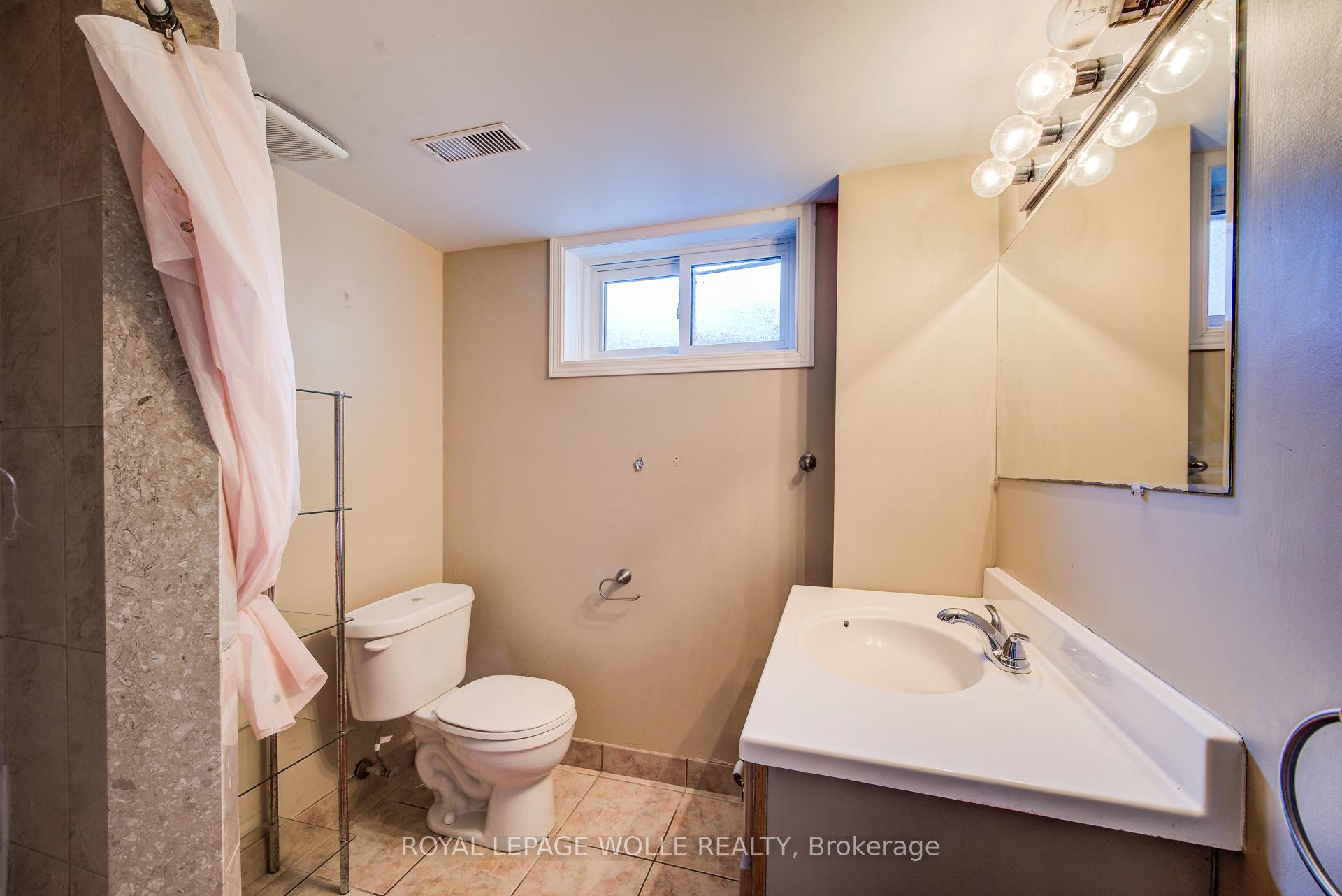 Photo 24 of 139 Elgin Crescent, Waterloo, Downtown Waterloo — HOMEH
