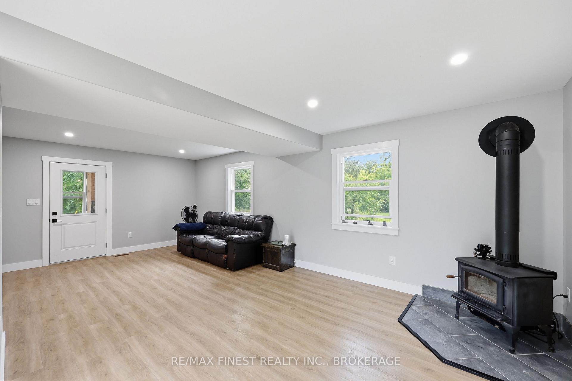 Photo 9 of 31 Ashe Crescent, Belleville, Belleville Ward — HOMEH