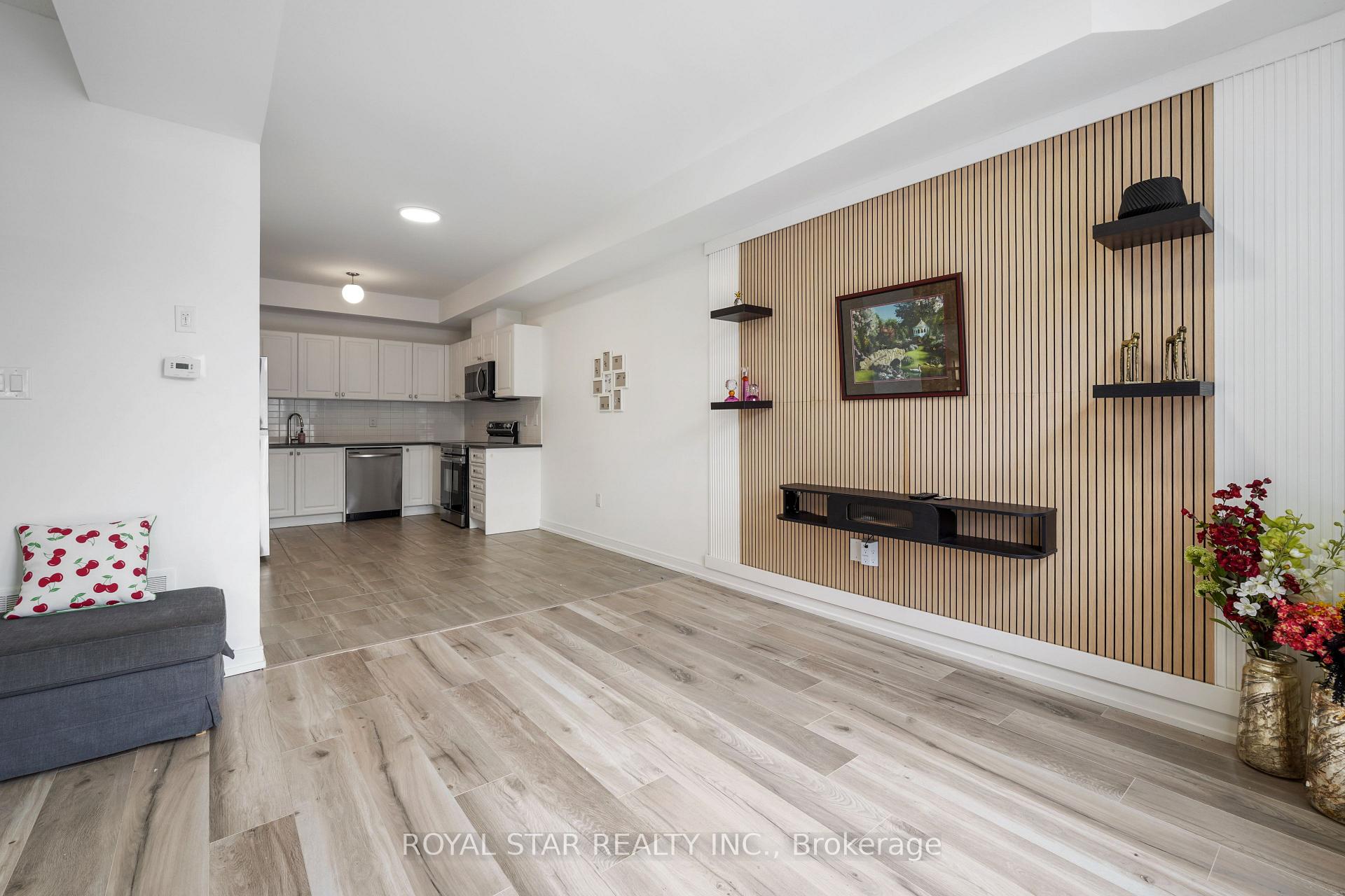 Photo 12 of 13 Red Maple Lane, Barrie, Innis-Shore — HOMEH