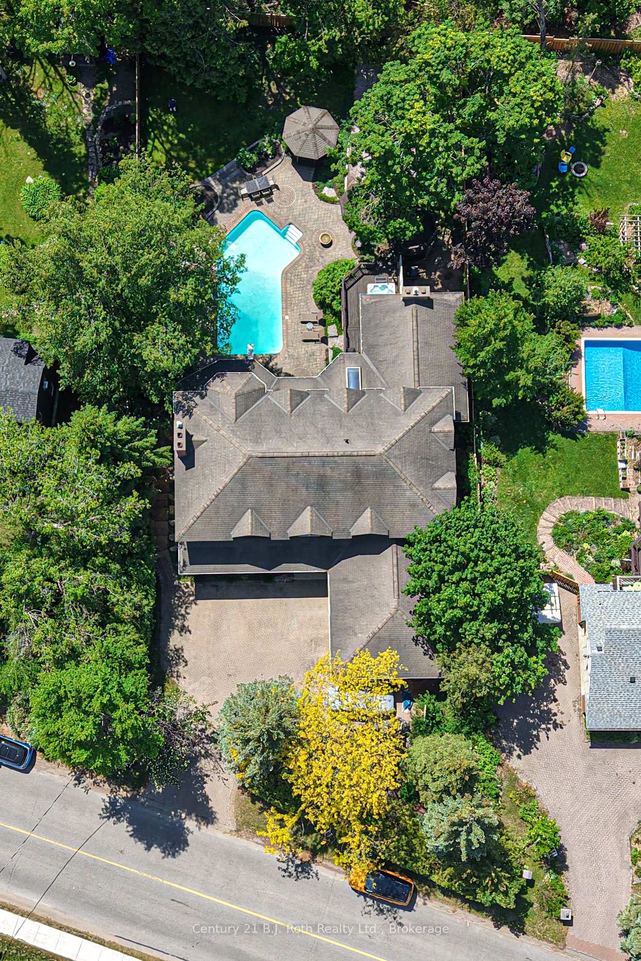 Photo 4 of 403 Bay Street, Orillia — HOMEH