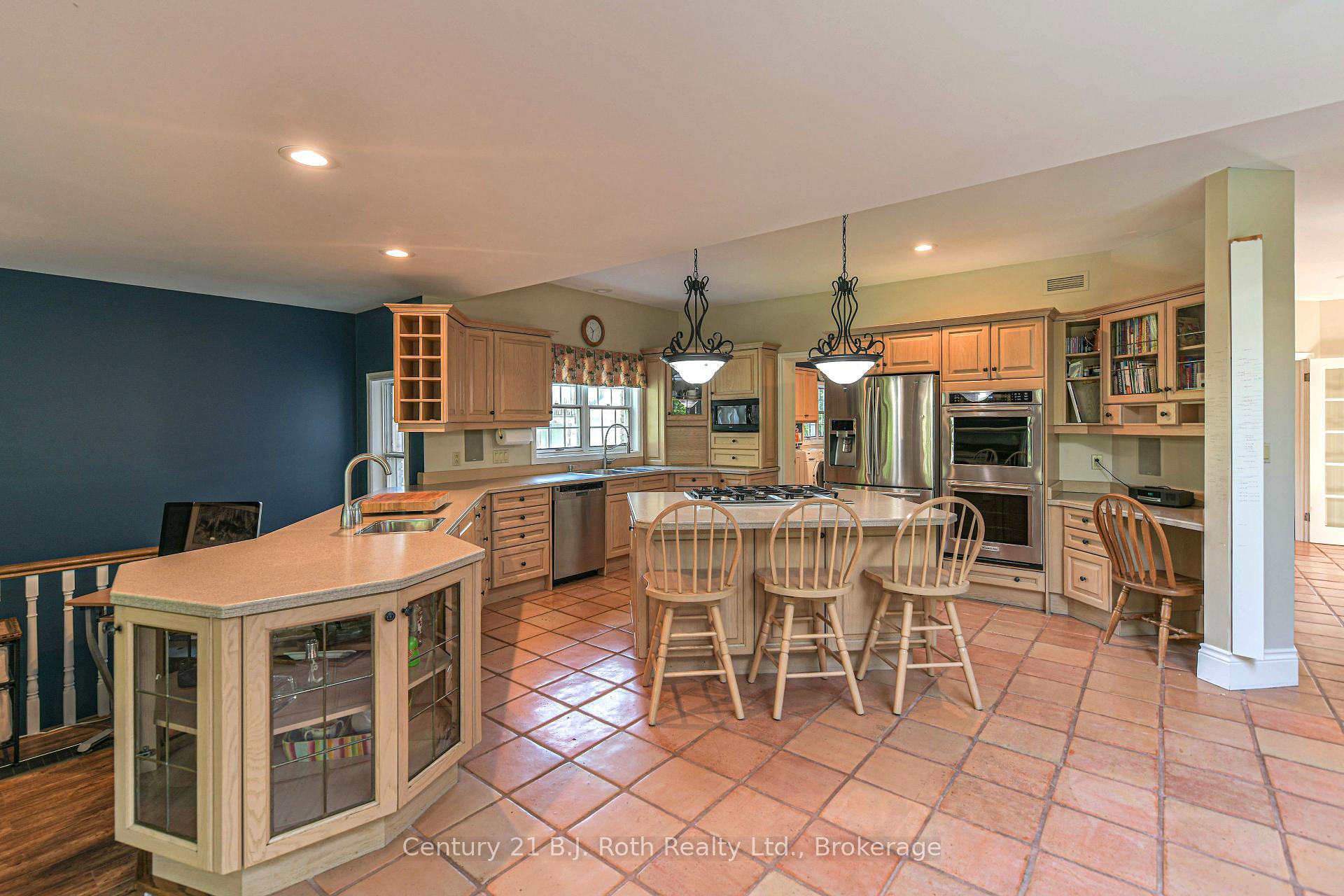 Photo 10 of 403 Bay Street, Orillia — HOMEH