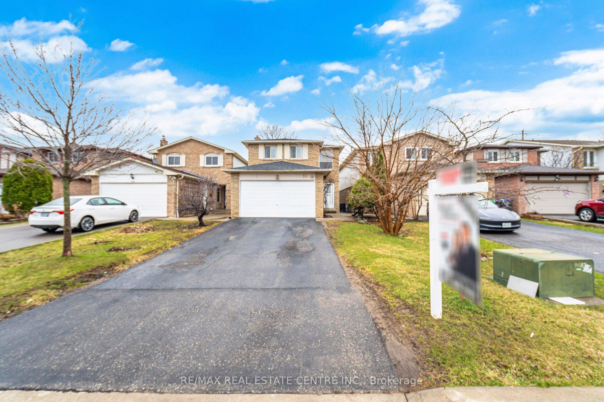 Photo 2 of 32 Dafoe Crescent, Brampton, Fletcher's West — HOMEH