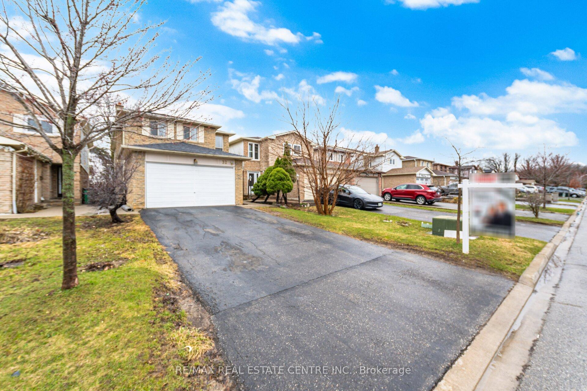 Photo 3 of 32 Dafoe Crescent, Brampton, Fletcher's West — HOMEH