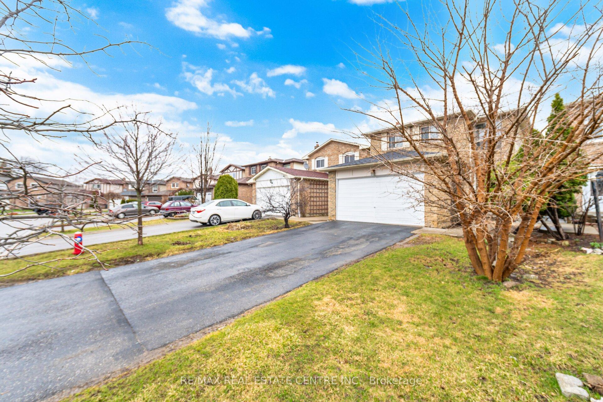 Photo 4 of 32 Dafoe Crescent, Brampton, Fletcher's West — HOMEH