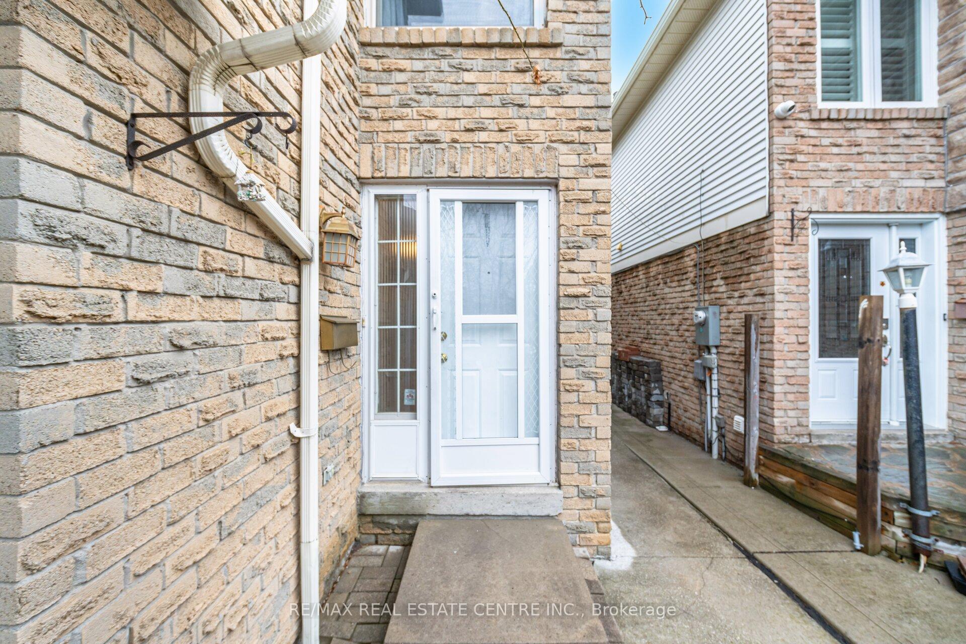 Photo 5 of 32 Dafoe Crescent, Brampton, Fletcher's West — HOMEH