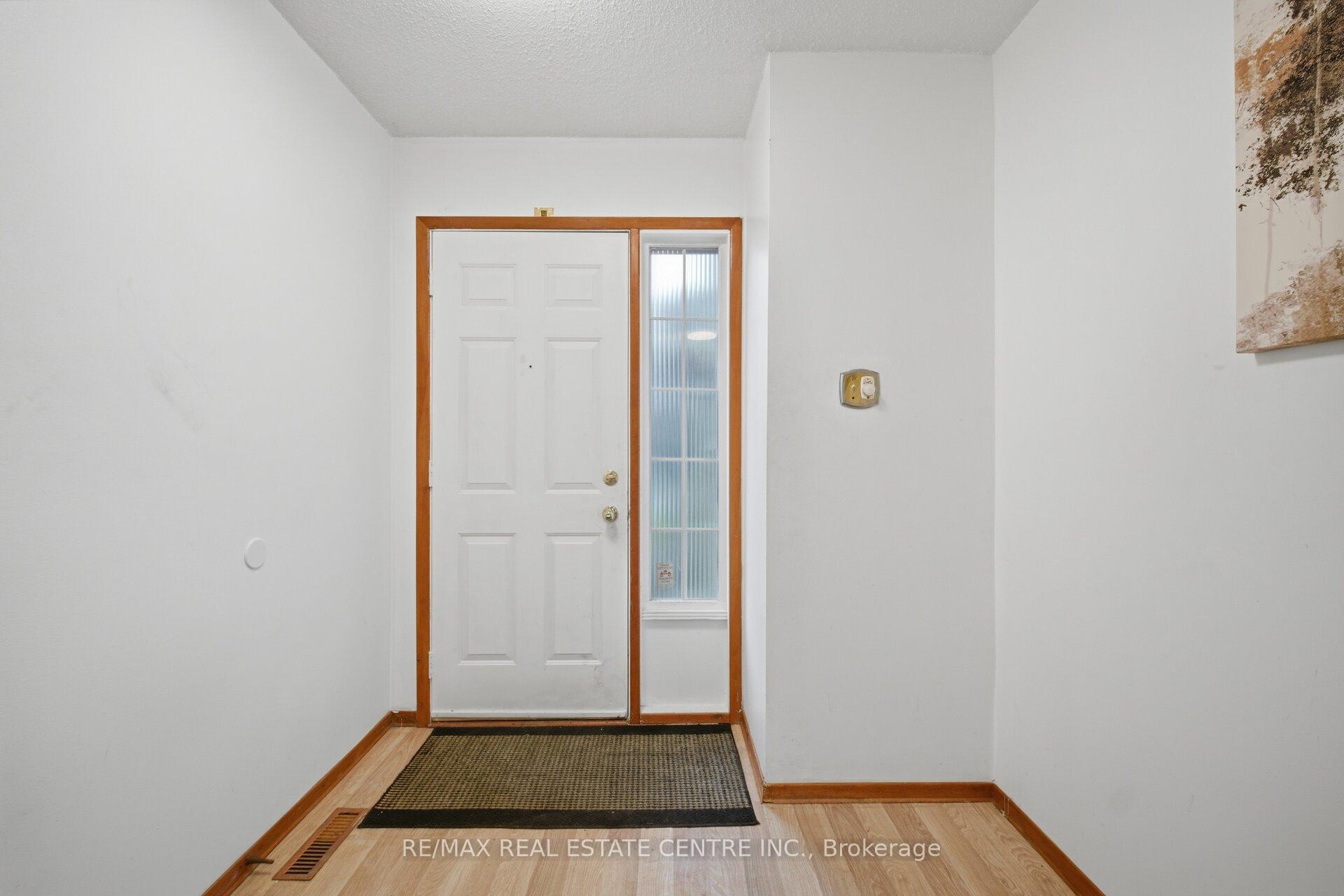 Photo 6 of 32 Dafoe Crescent, Brampton, Fletcher's West — HOMEH
