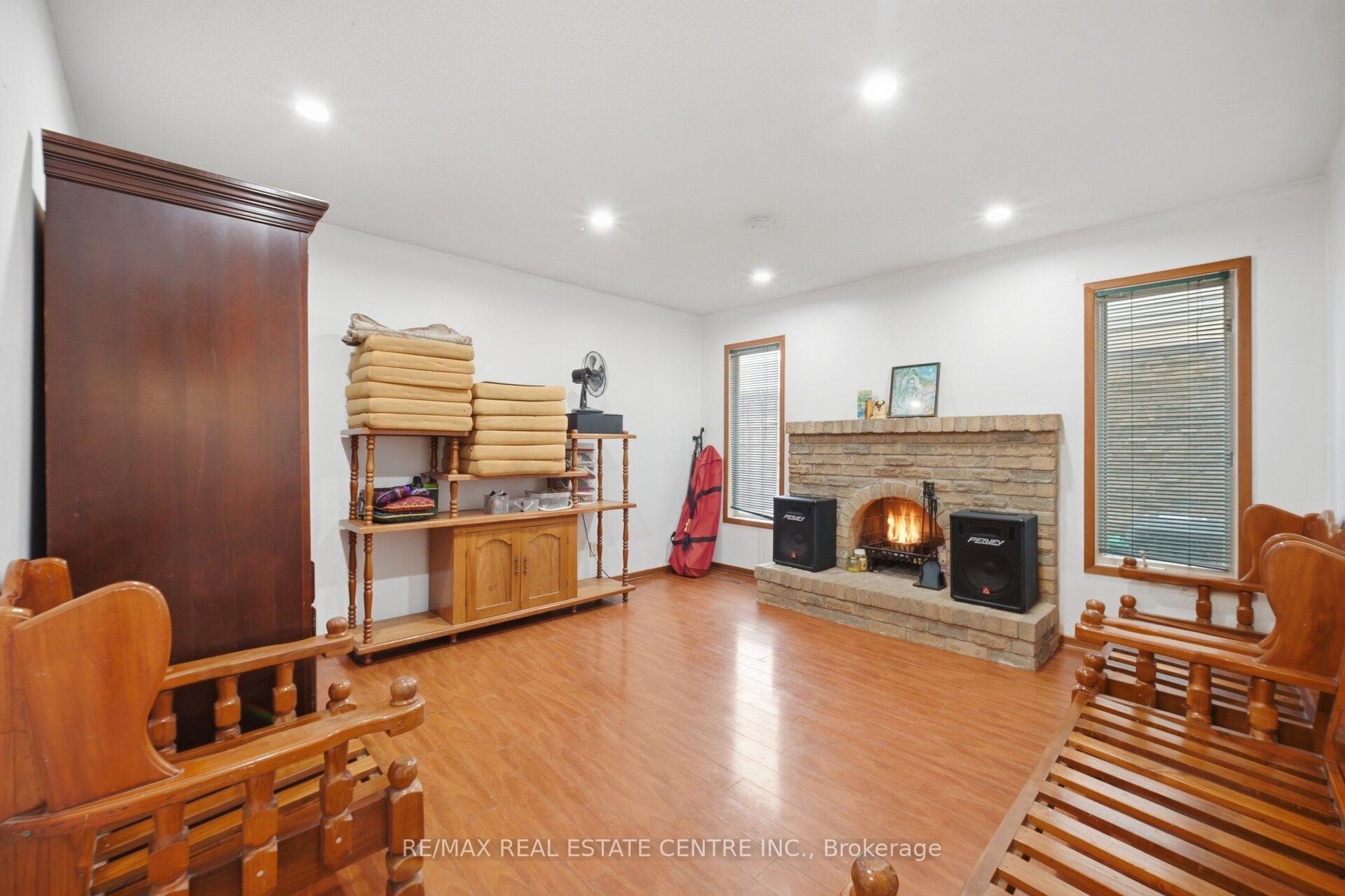 Photo 8 of 32 Dafoe Crescent, Brampton, Fletcher's West — HOMEH