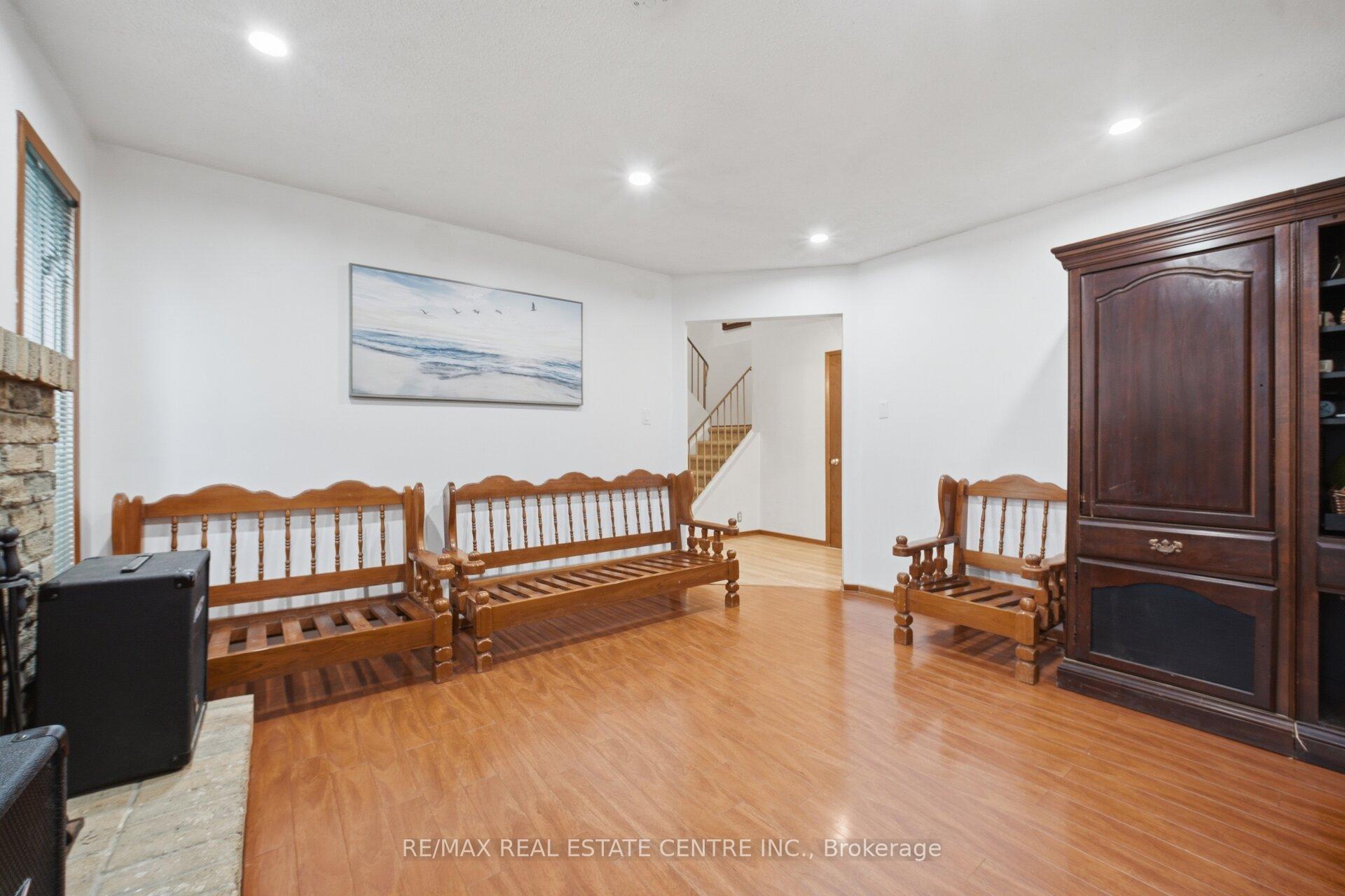 Photo 9 of 32 Dafoe Crescent, Brampton, Fletcher's West — HOMEH