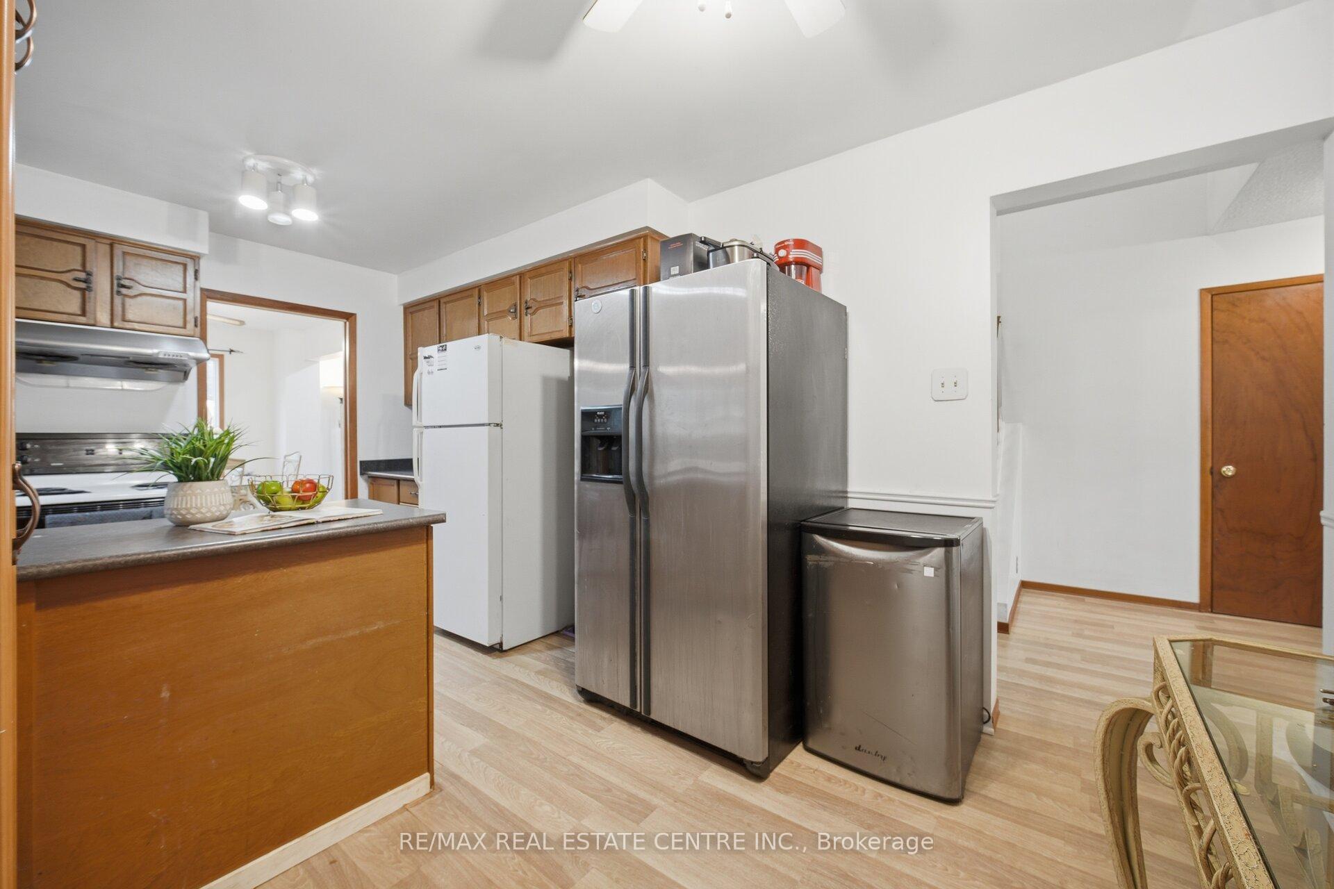 Photo 10 of 32 Dafoe Crescent, Brampton, Fletcher's West — HOMEH