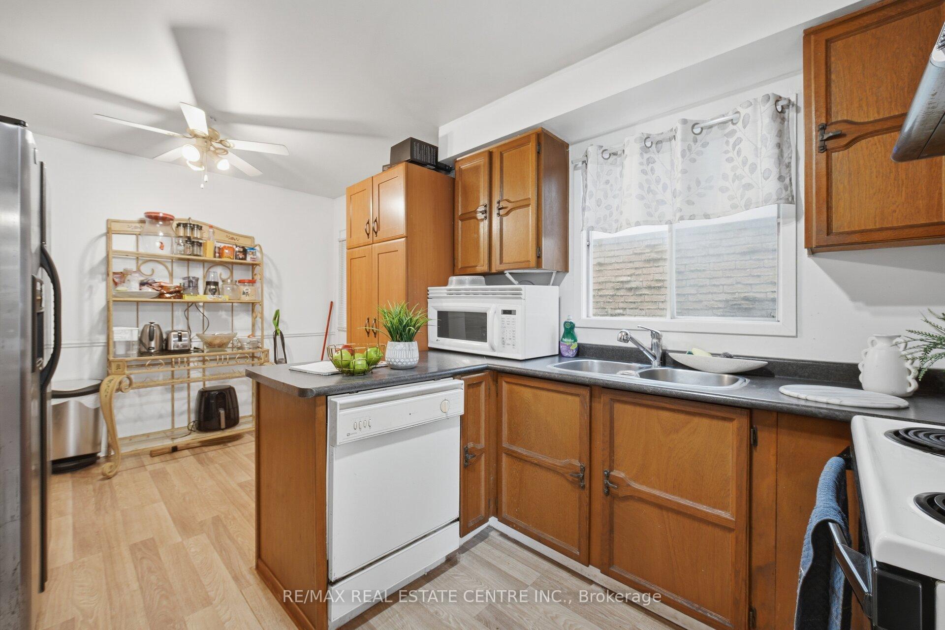 Photo 11 of 32 Dafoe Crescent, Brampton, Fletcher's West — HOMEH