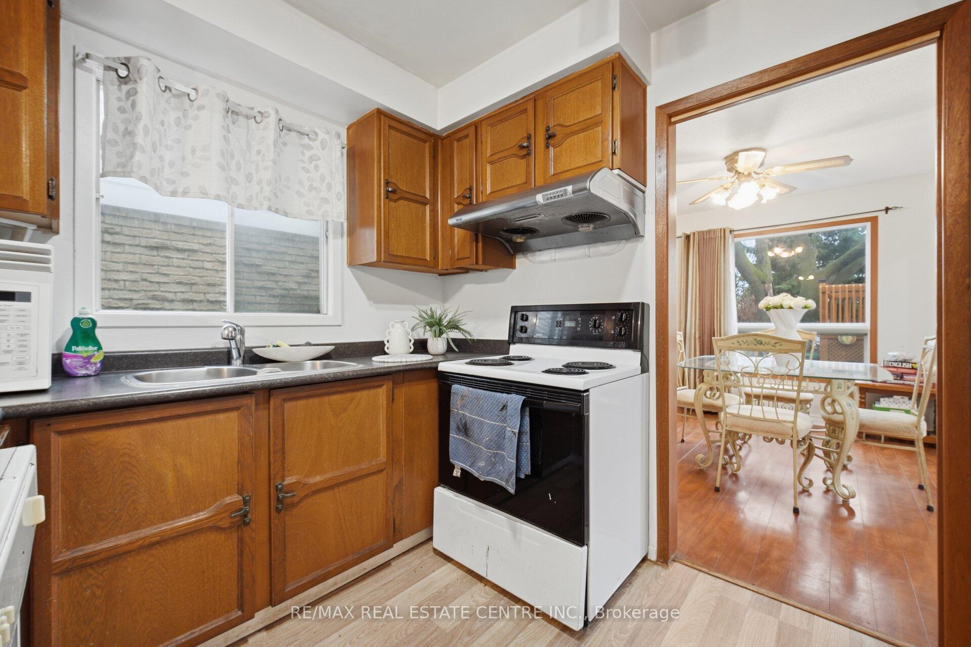 Photo 12 of 32 Dafoe Crescent, Brampton, Fletcher's West — HOMEH