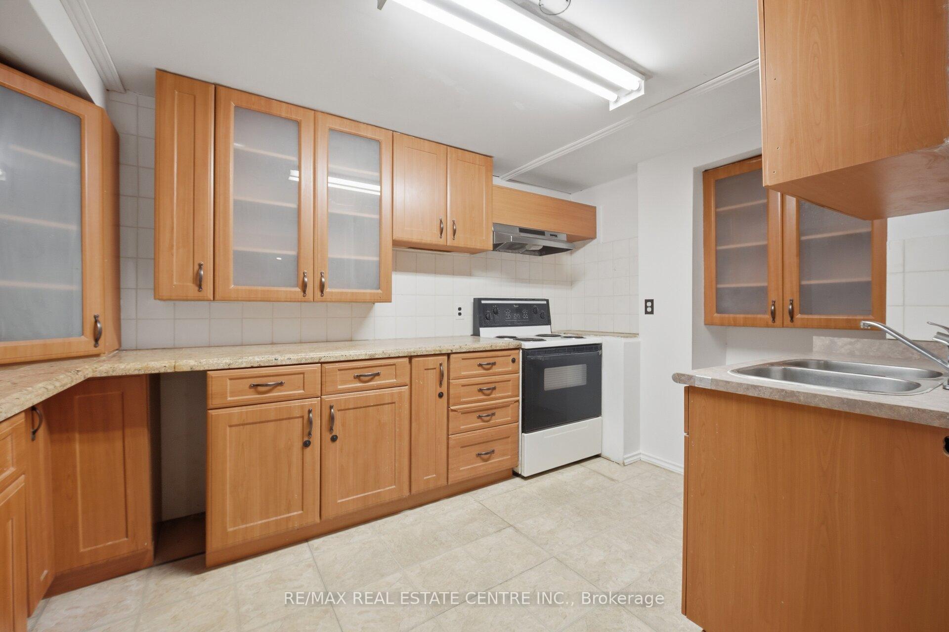 Photo 36 of 32 Dafoe Crescent, Brampton, Fletcher's West — HOMEH