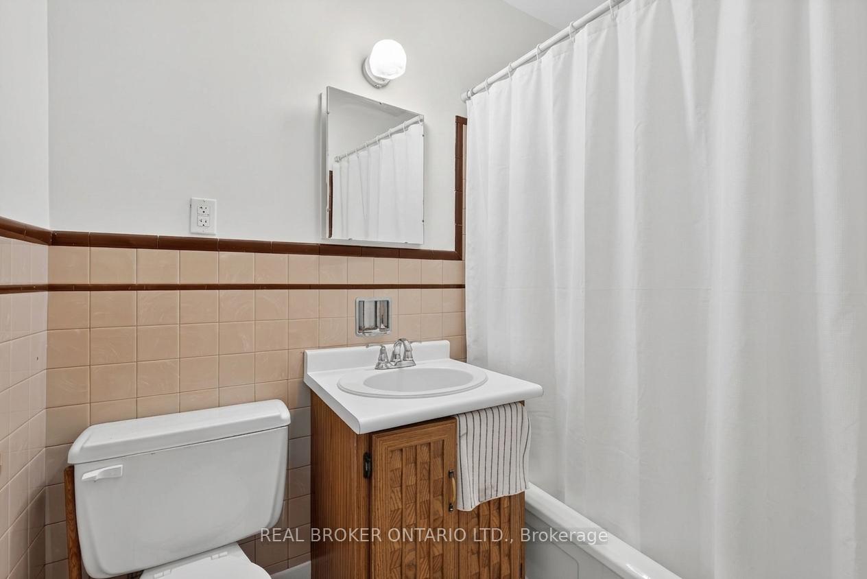 Photo 5 of 8 Westmount Drive S, Orillia — HOMEH